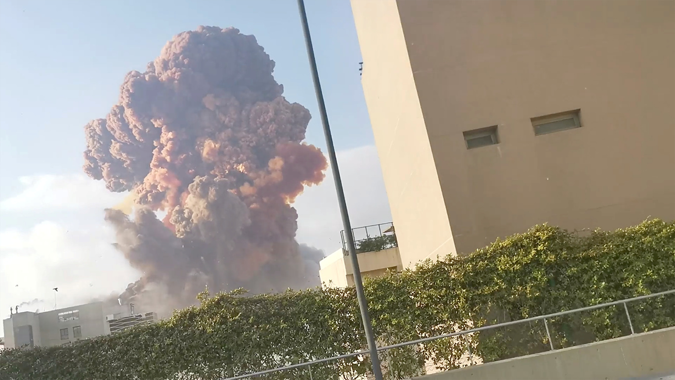 Una columna de humo se eleva luego de la explosión (Reuters)