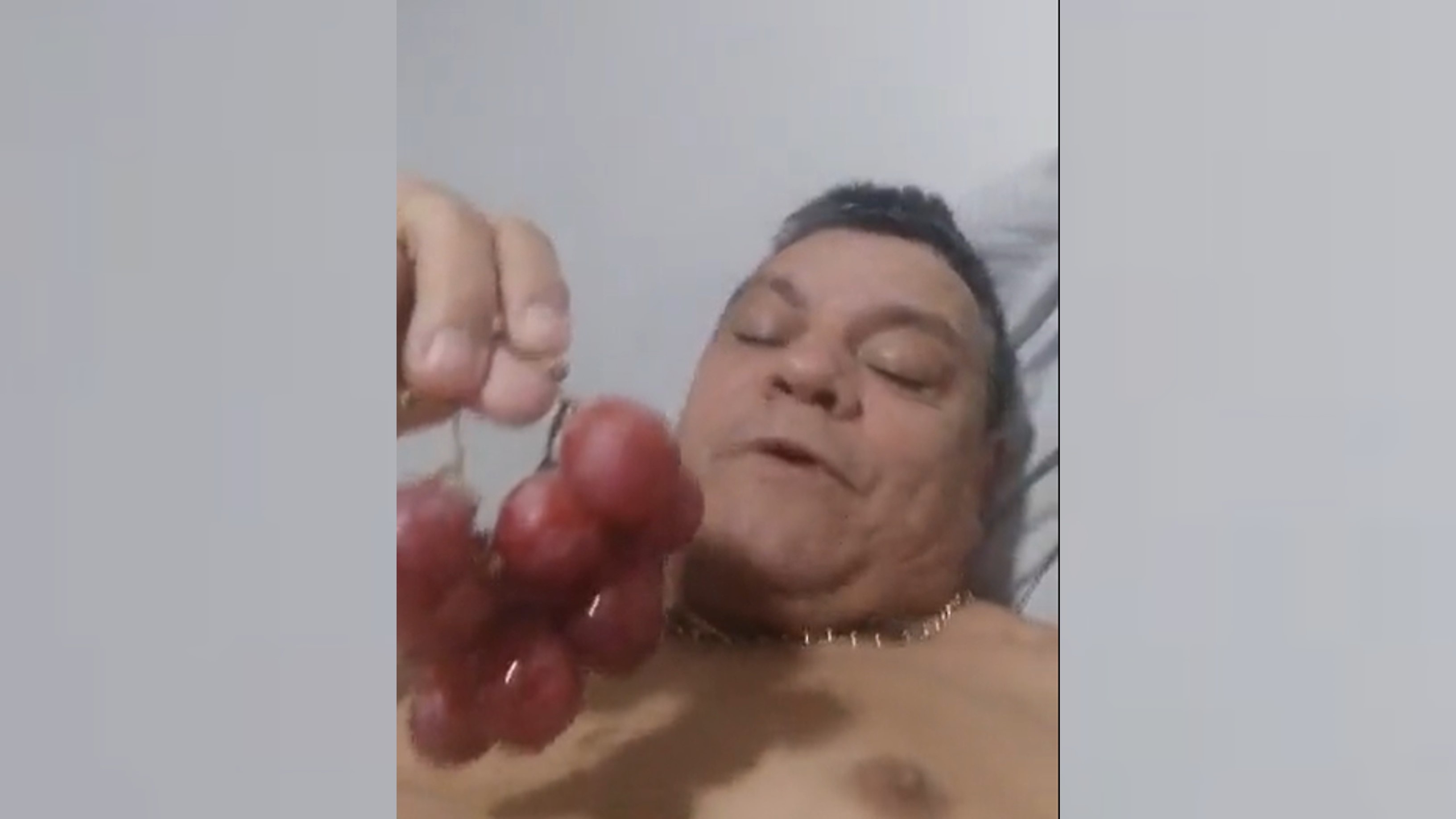 Comiendo uvas y saludando a sus electores: así cumple su sentencia el alcalde de Aguachica, Cesar