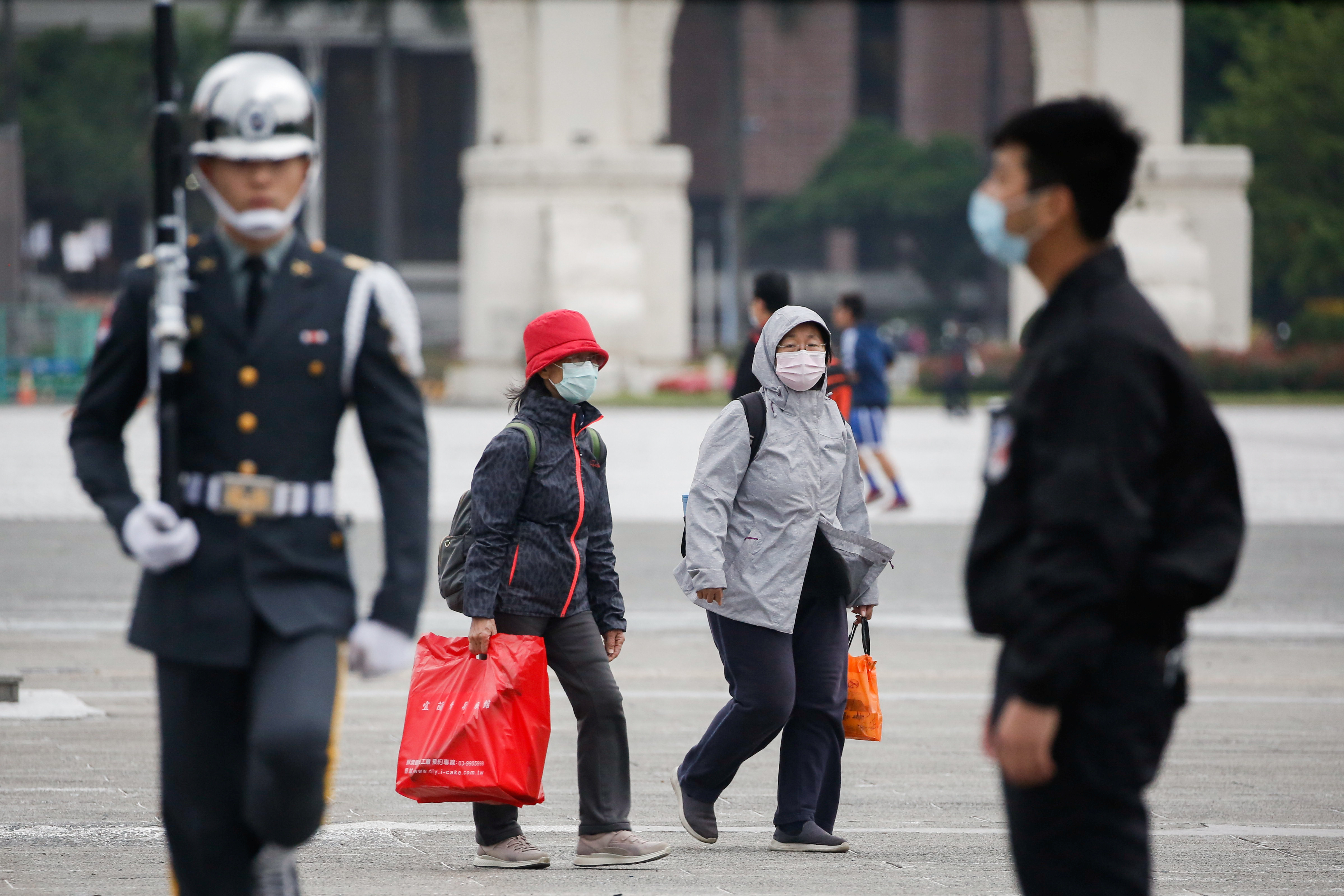 Los efectos económicos del intento de China de librarse del virus causaron protestas en todo el país (Reuters) 