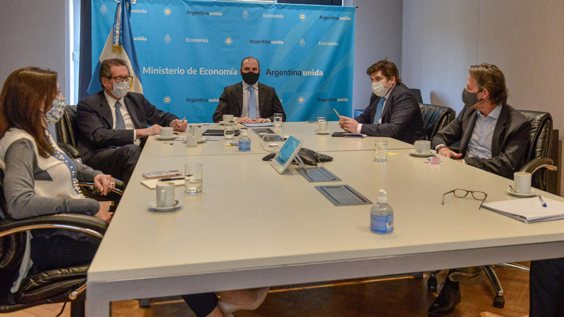 De la reunión con la misión de técnicos del FMI en el Palacio de Hacienda participaron (de izquierda a derecha) Julie Kosak, Miguel Pesce, Martín Guzmán, Sergio Chodos y Luis Cubeddu.