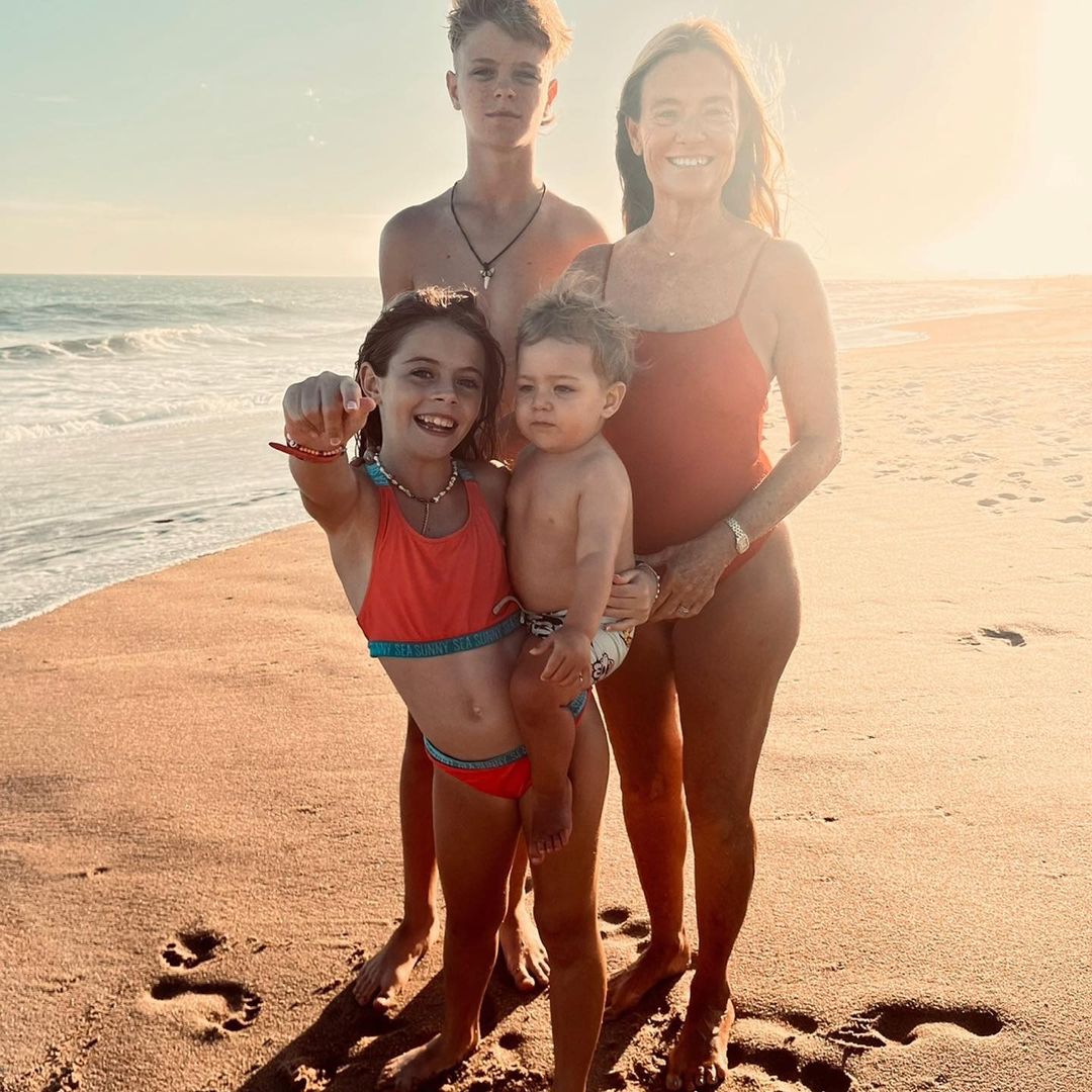  María Eugenia junto con tres de sus nietos (Foto: Instagram)