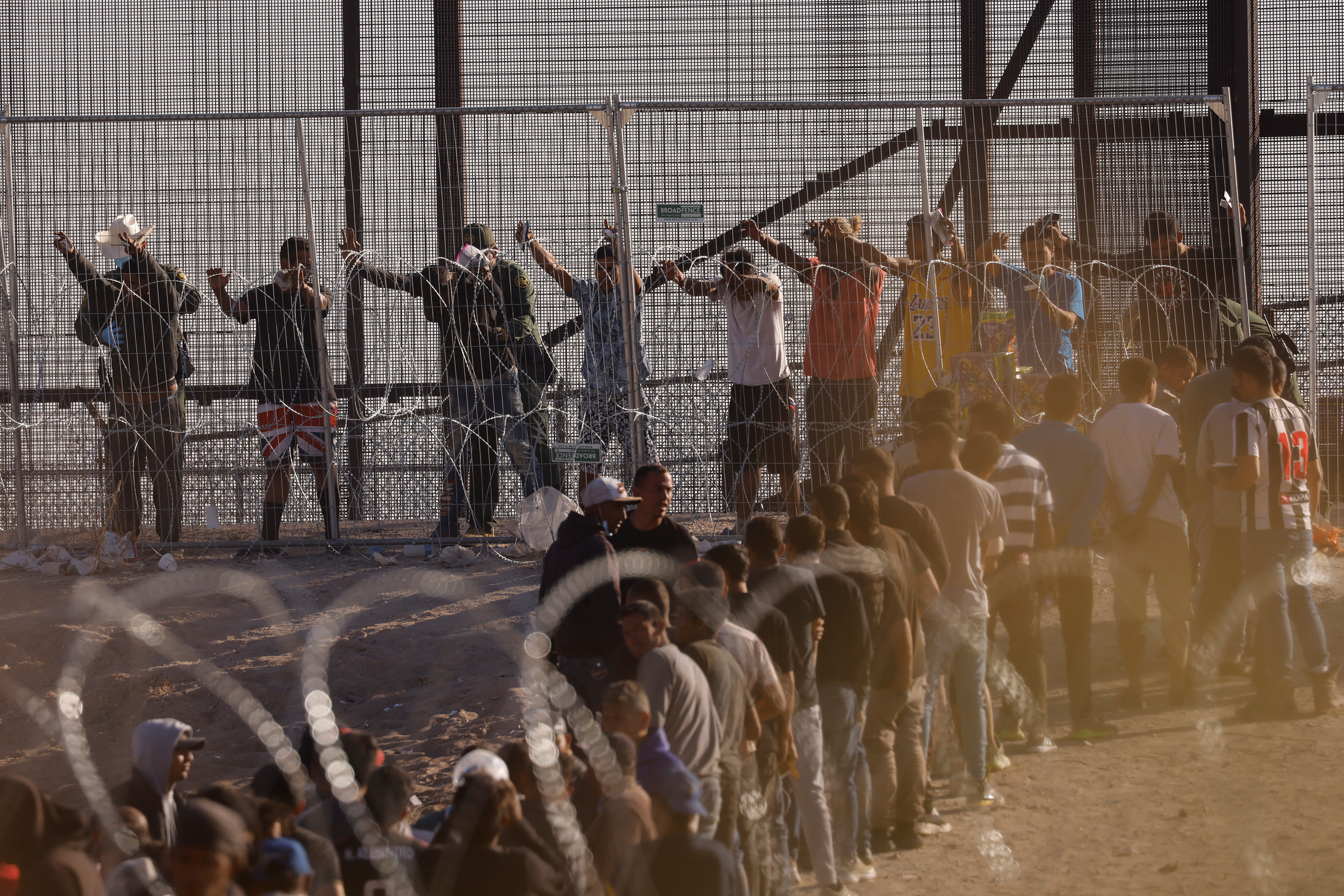 Agentes de la Patrulla Fronteriza revisan a los migrantes (Reuters)