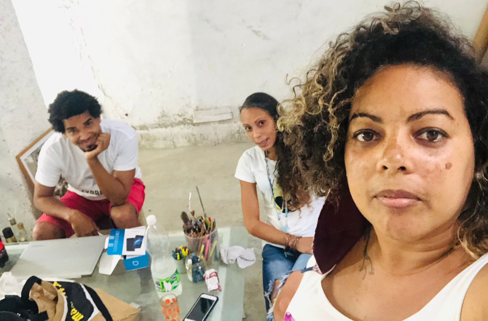 María Matienzo (en primer plano) y Kirenia Núñez en su casa de La Habana y junto al artista disidente Luis Manuel Otero