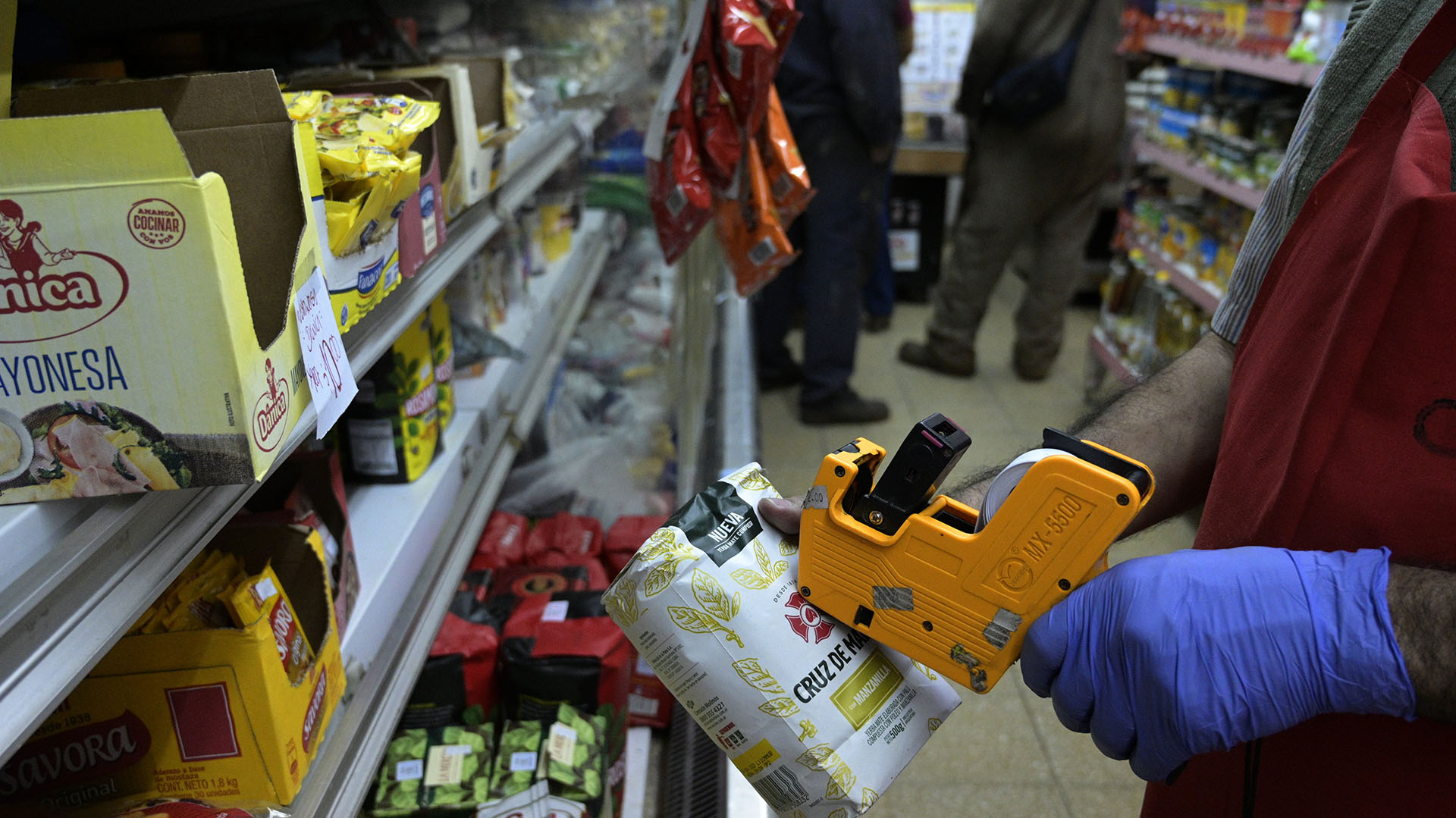 Los sectores con cierto poder adquisitivo apuran sus compras buscando anticiparse a la pérdida de valor del dinero
Photo by Juan MABROMATA / AFP