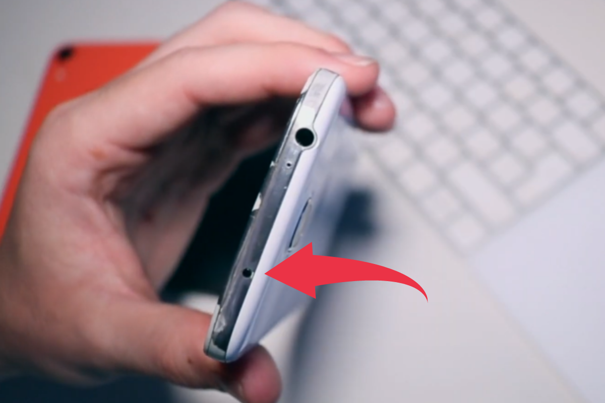 Why does your Android phone have a small hole and what is it for - Infobae