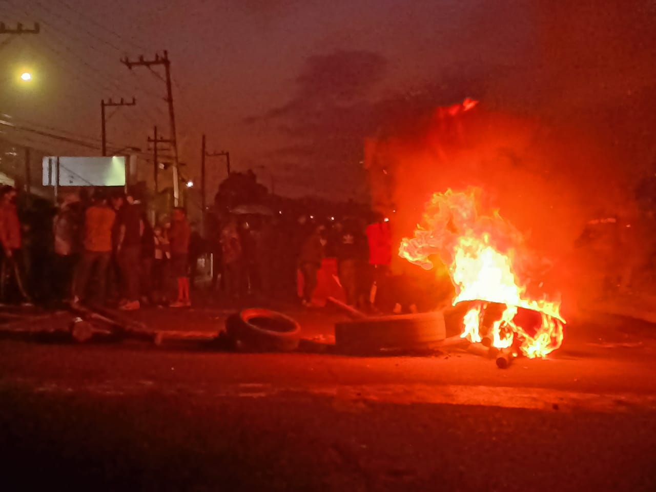 Pobladores de San Miguel Topilejo bloquearon la autopista México-Cuernavaca por detención de ocho personas (Foto: Twitter/@diariodemorelos)