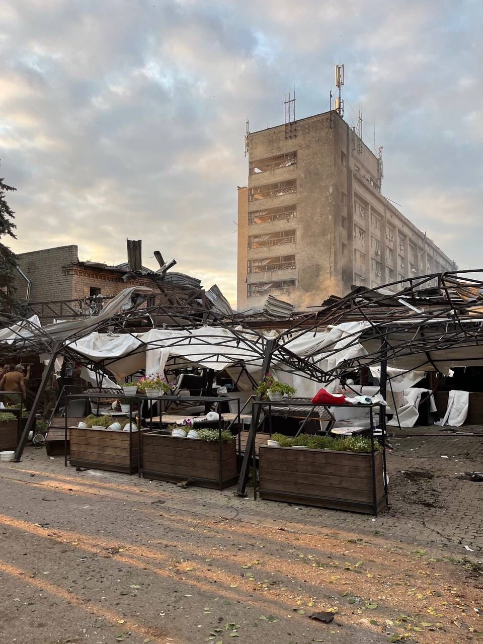 Los vecinos buscaban entre los escombros y las estructuras por posibles víctimas atrapadas (Twitter: @oscarmijallo)