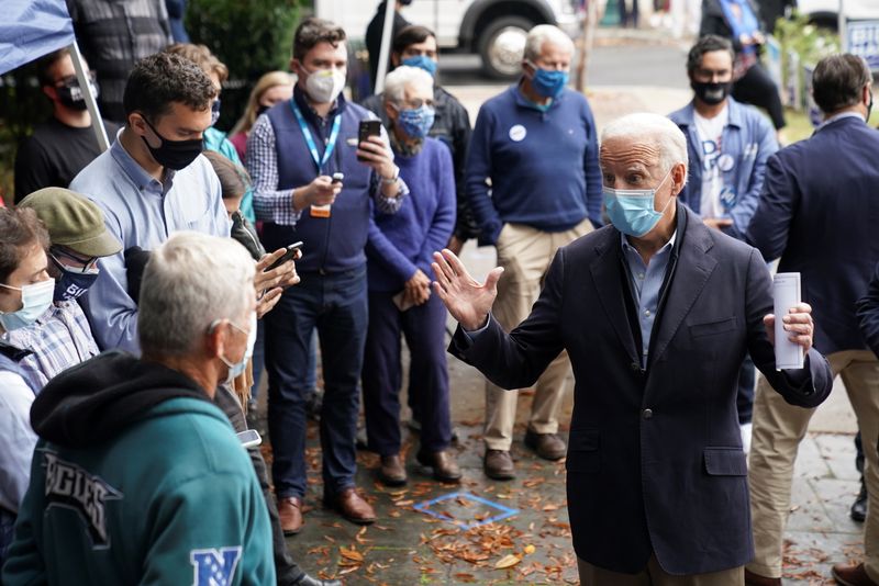 El candidato demócrata a la presidencia, Joe Biden, visita un centro de voluntarios de campaña en Chester, Pensilvania, EEUU, Octubre 26, 2020. REUTERS/Kevin Lamarque