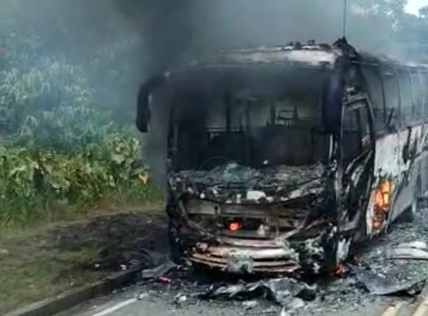 ELN quemó bus de servicio público en la vía entre Quidbó y Pereira