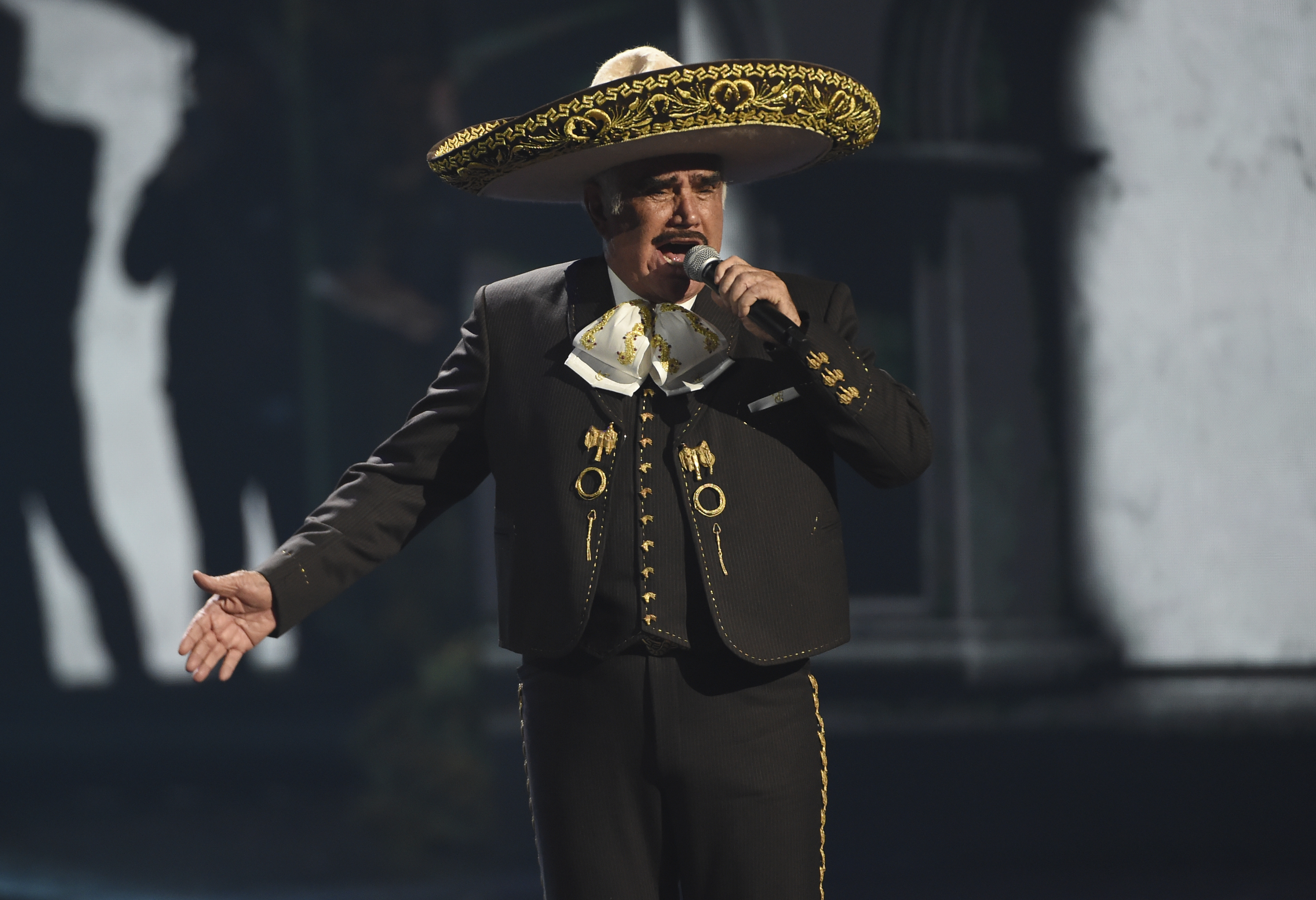 ARCHIVO - Vicente Fernández interpreta un popurrí en la  20a entrega del Latin Grammy el 14 de noviembre de 2019 en Las Vegas. El cantante mexicano falleció a los 81 años en México, anunció su familia en un comunicado. (Foto AP/Chris Pizzello, archivo)