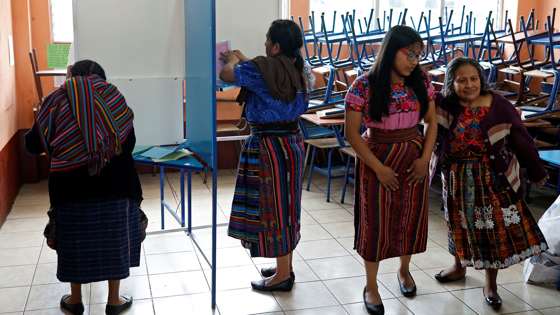 Mujeres indígenas votan en Guatemala. Autoridades electorales han impedido, con argumentos confusos, la participación de una fórmula presidencial encabezada por una lideresa maya. (Reuters)