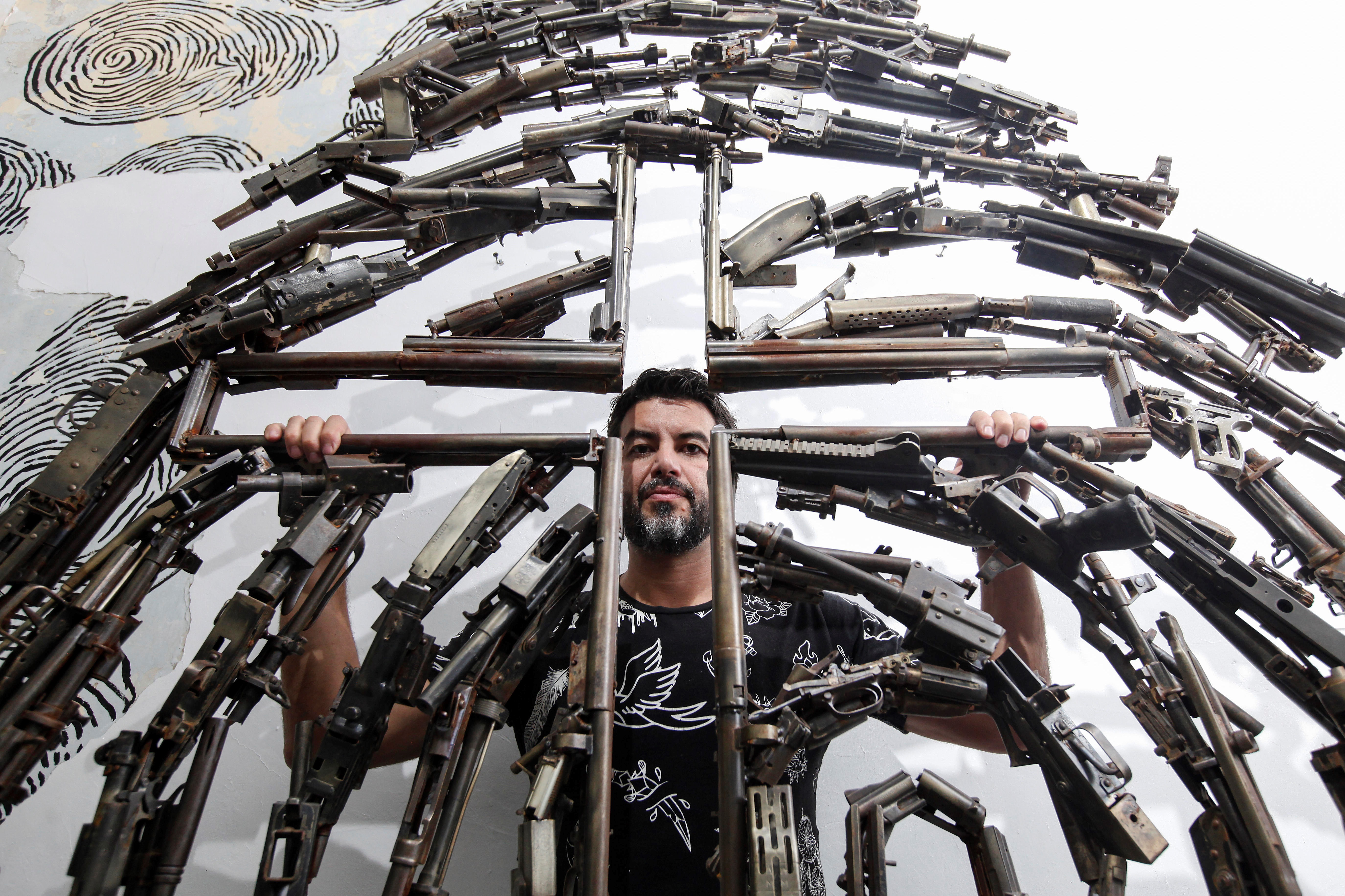 Con armas de fuego decomisadas, crearon esculturas para fomentar la paz en  México - Infobae