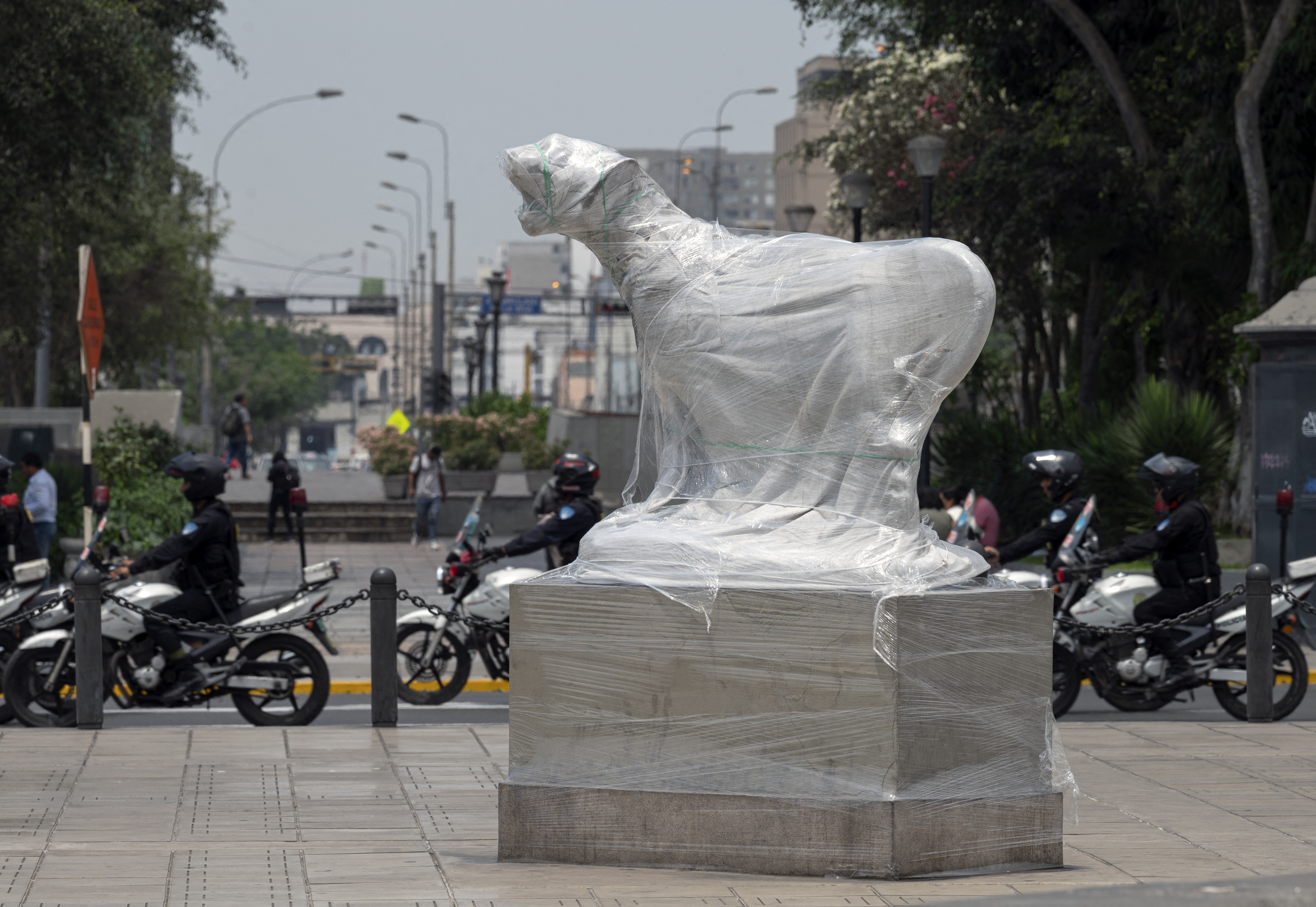 Monumentos del Paseo de Héroes Navales son tapados para que no sufran pintas de manifestantes (Photo by Cris BOURONCLE / AFP)