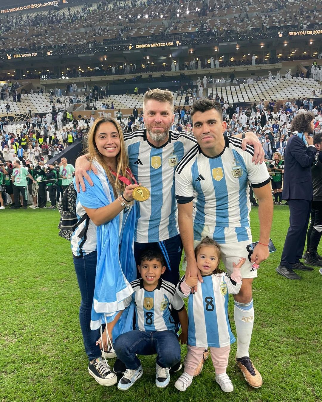 Tras la celebración por el título, Silva posteó una imagen con el fisioterapeuta, Marcos Acuña y las tres hijas de la pareja