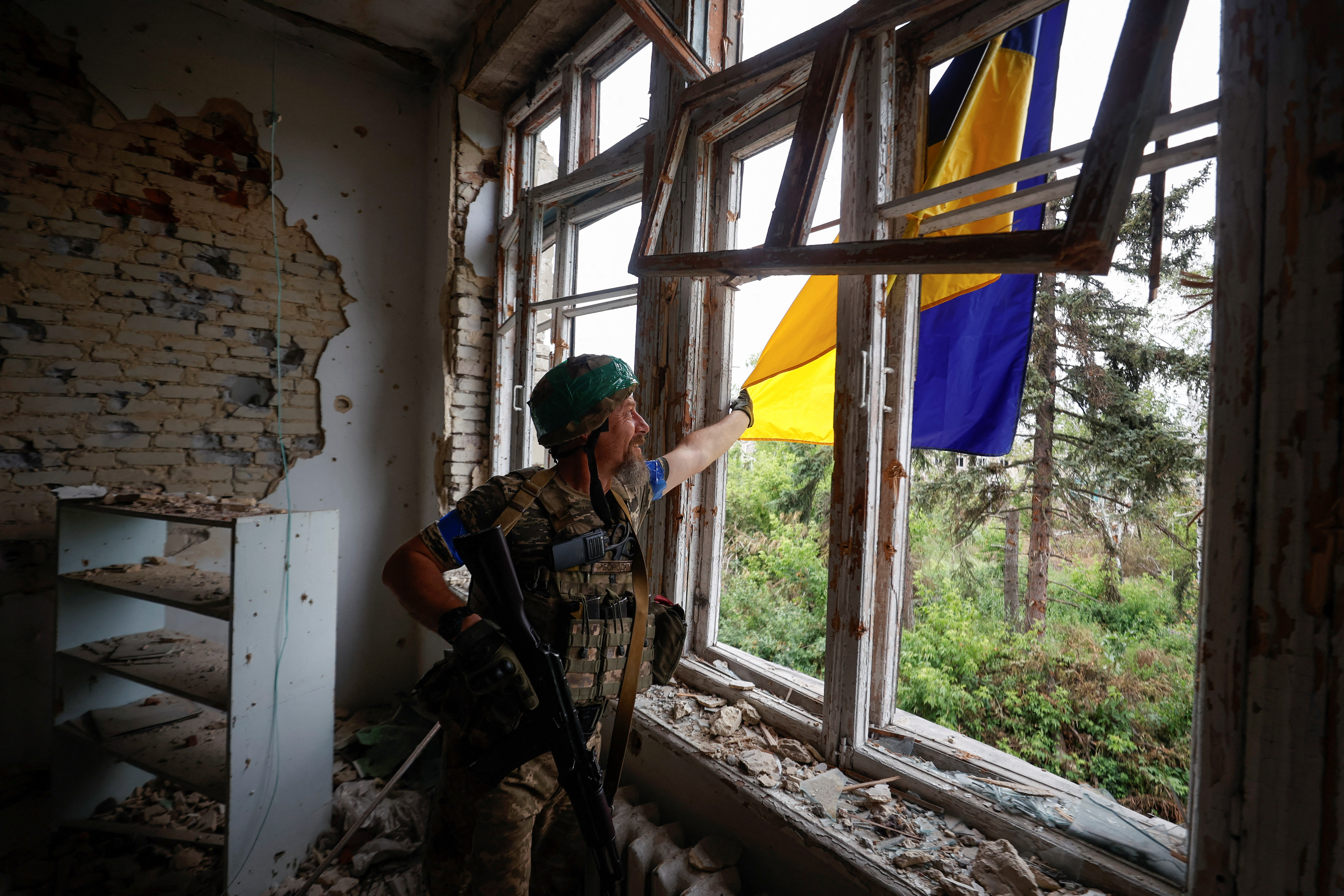 Soldados ucranianos izan la bandera nacional en las aldeas liberadas de la ocupación rusa (Reuters)