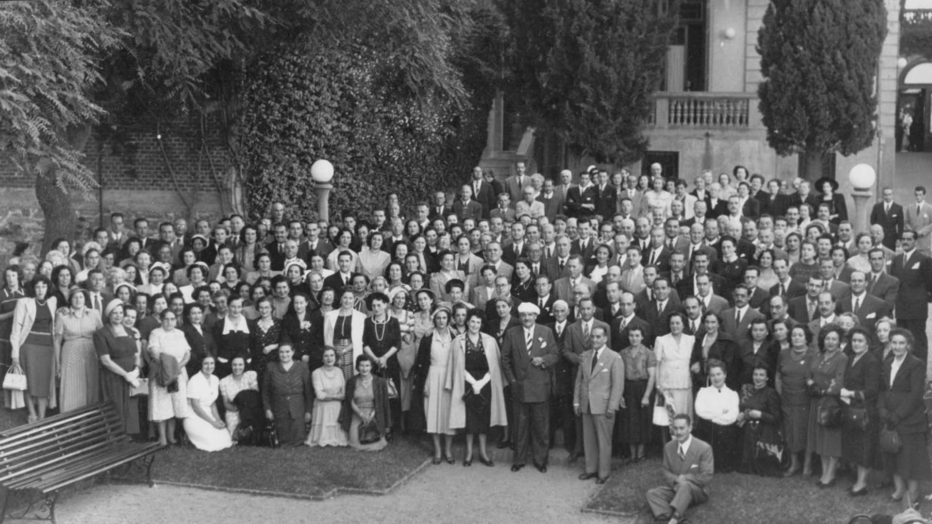 Junto a sus discípulos en Montevideo, 1950. (Crédito: Archivos de la Fundación Logosófica)