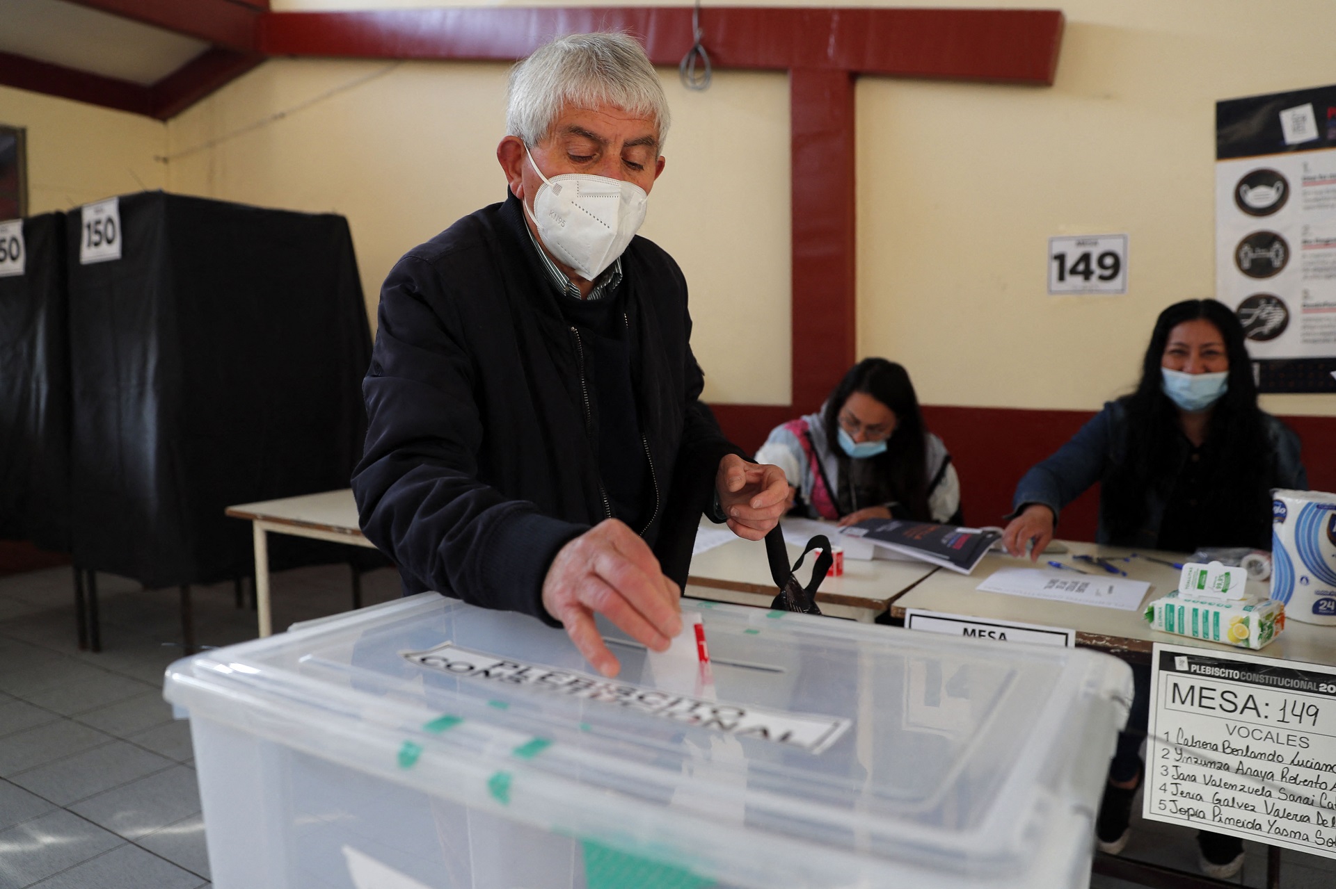 Un hombre deposita su voto durante el referéndum para aprobar o rechazar una nueva Constitución en un colegio electoral en Santiago, el 4 de septiembre de 2022 (JAVIER TORRES / AFP)