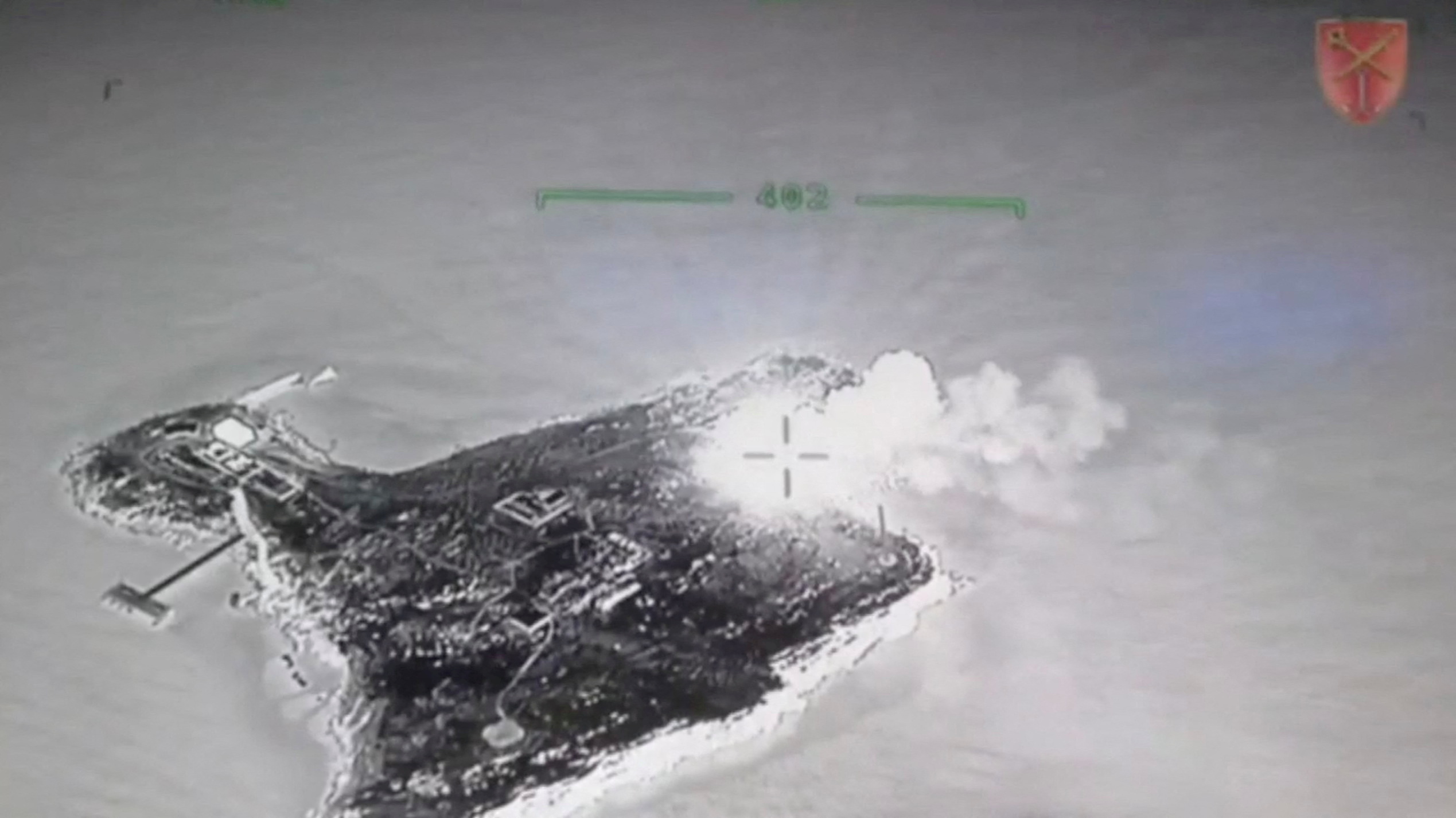 Una vista muestra el fuego en la Isla de la Serpiente, Ucrania, en esta captura de pantalla tomada de un vídeo de un dron obtenido por Reuters el 8 de mayo de 2022 (Reuters)