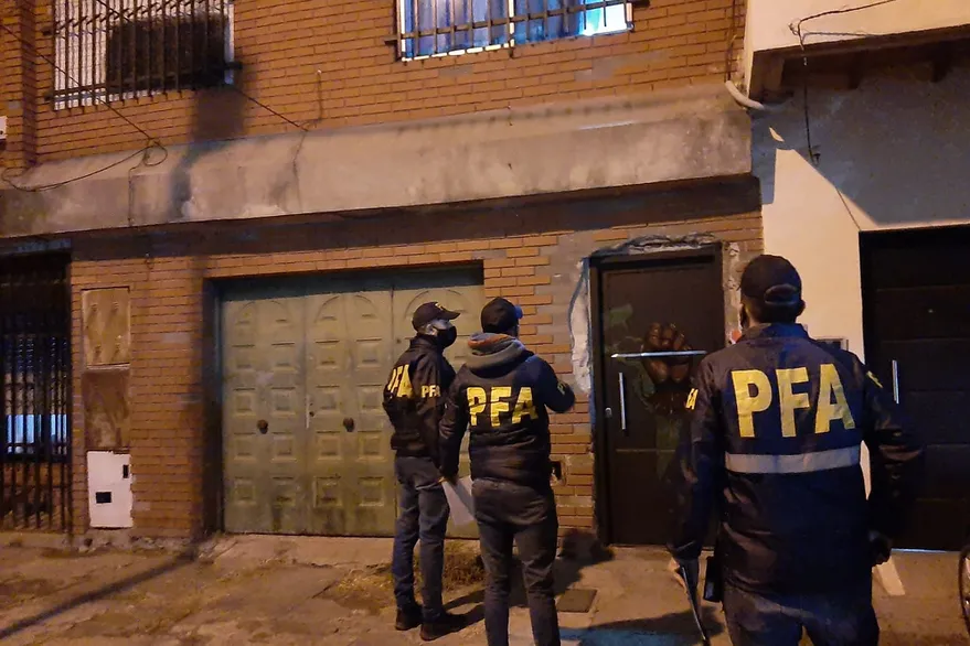 Agentes de la Policía Federal Argentina realizan un operativo con el fin de detener a un sospechoso de abuso sexual infantil y distribución de archivos de pedofilia