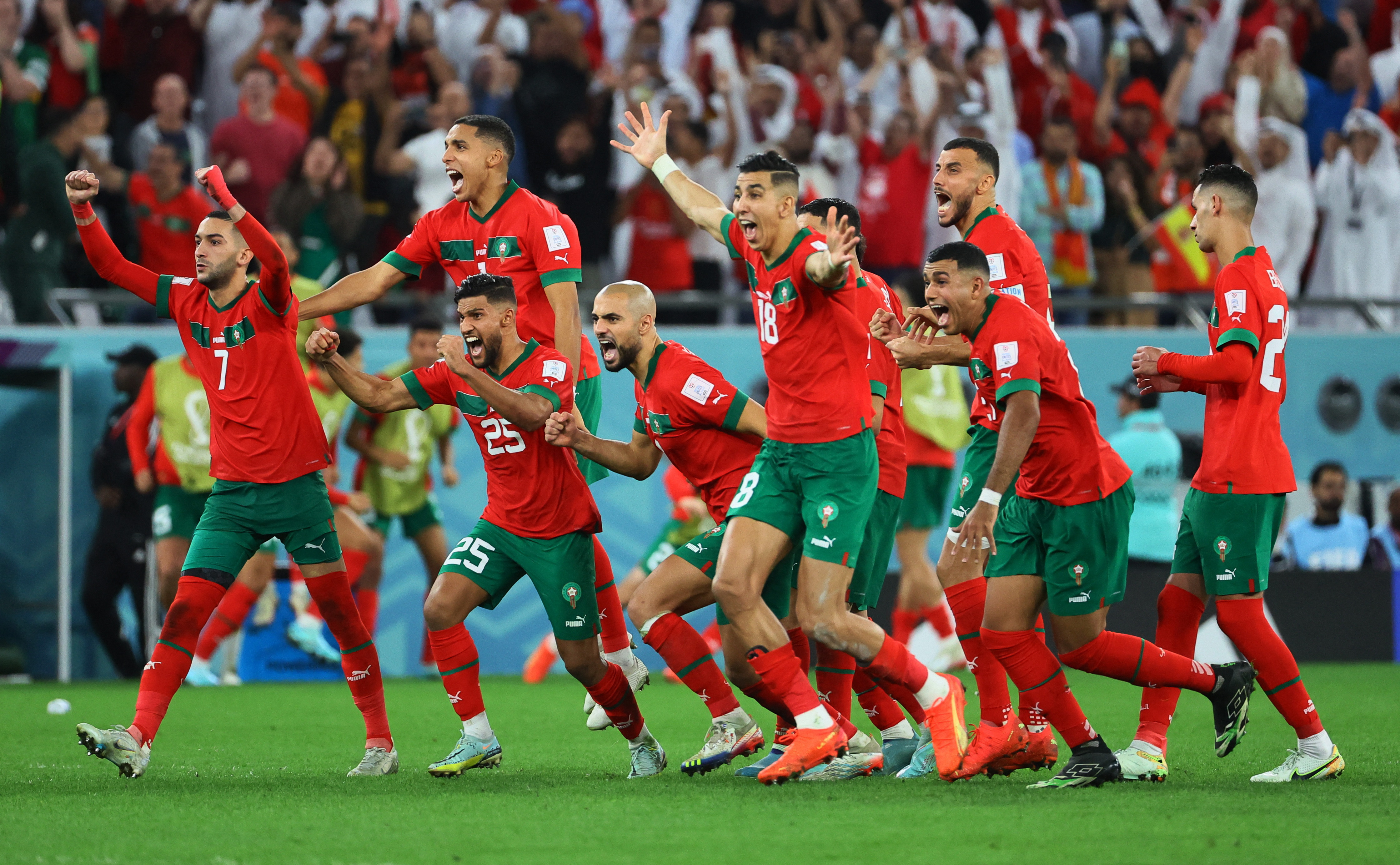 Los jugadores de Marruecos festejan la victoria ante España en los penales. Los africanos pasaron a cuartos de final (REUTERS/Wolfgang Rattay)