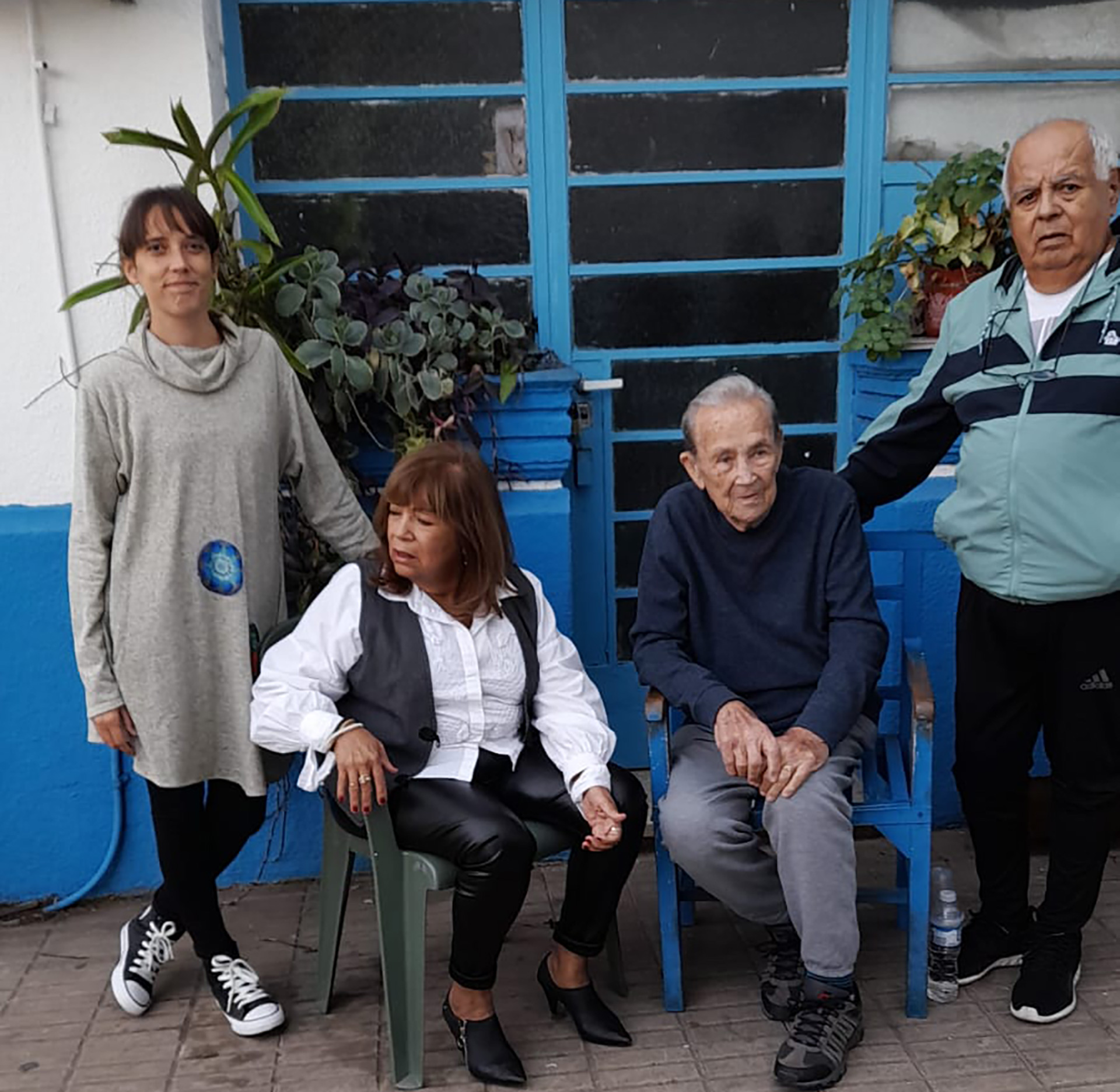 Reencuentro de Juan Carlos Livraga (de suéter azul) con los hijos de su amigo Vicente Rodríguez (Alicia y Tito) y con la nieta de Nicolás Carranza (de pie, a la izquierda)