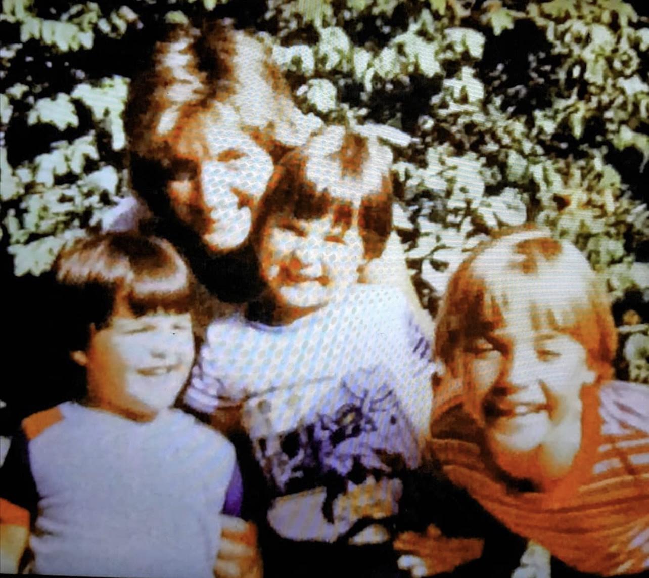 Darío Barassi junto a su mamá, Laura, y a sus hermanos, Fernando y Leandro
