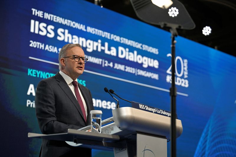 El primer ministro de Australia, Anthony Albanese, pronuncia el discurso de apertura del 20º Diálogo Shangri-La del IISS en Singapur. 2 de junio de 2023. REUTERS/Caroline Chia