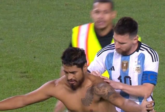 Locura total por Messi: un hincha entró con un fibrón para que le firmara la espalda