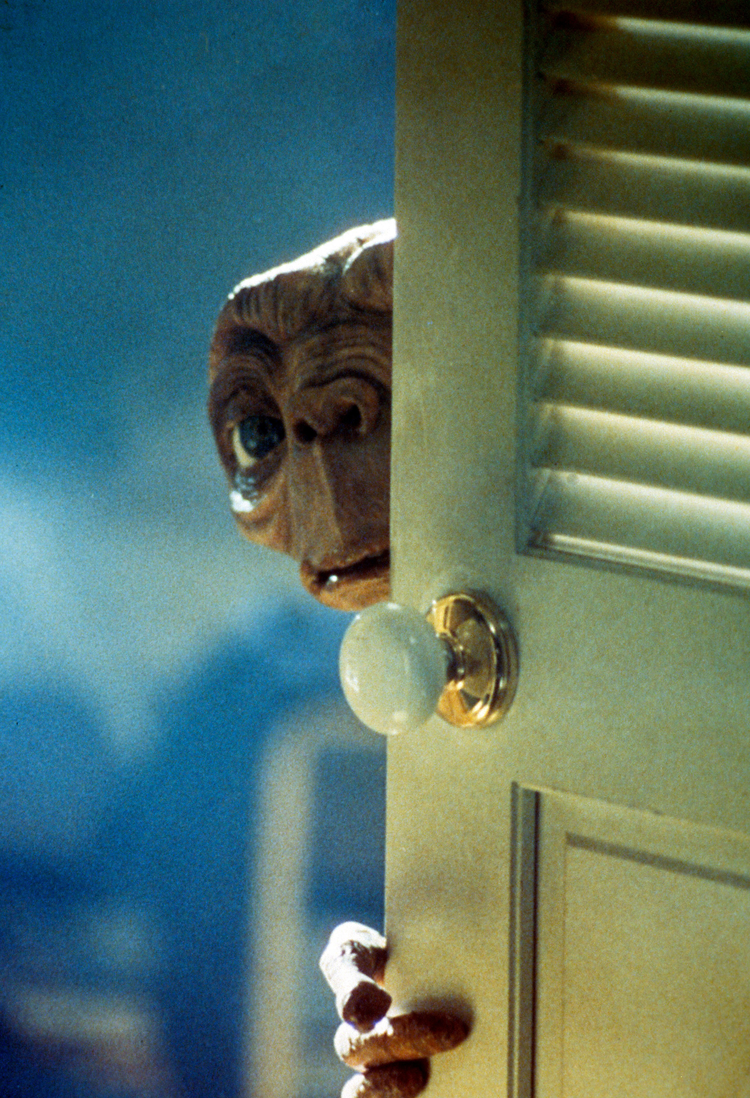 ET mirando alrededor de la puerta en una escena de la película 'E.T. El extraterrestre', 1982. (Photo by Universal/Getty Images)