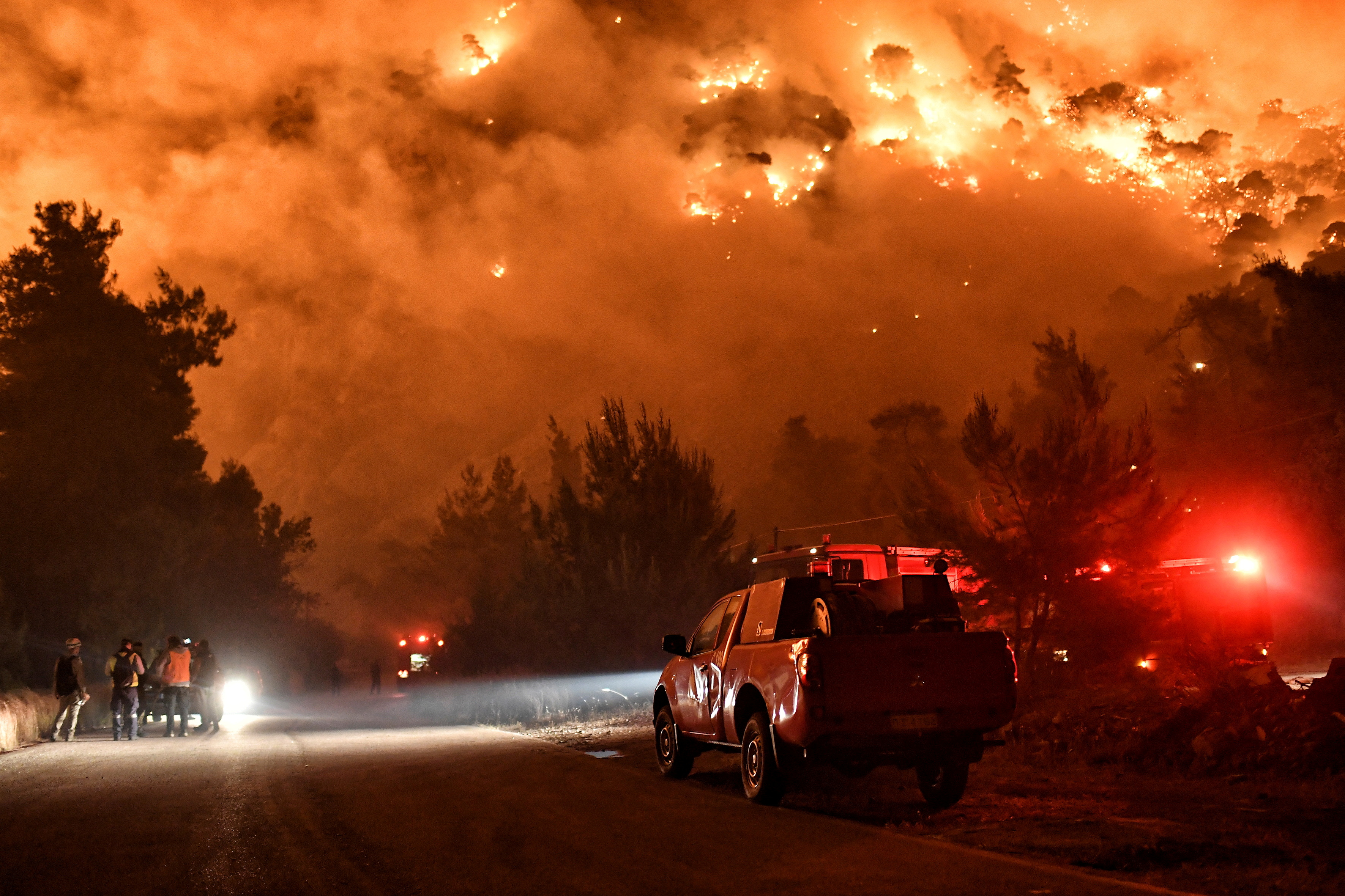 IMAGEN DE ARCHIVO: Las llamas se elevan cuando los bomberos y voluntarios intentan apagar un incendio en el pueblo de Schinos, cerca de Corinto, Grecia. REUTERS / Vassilis Psomas
