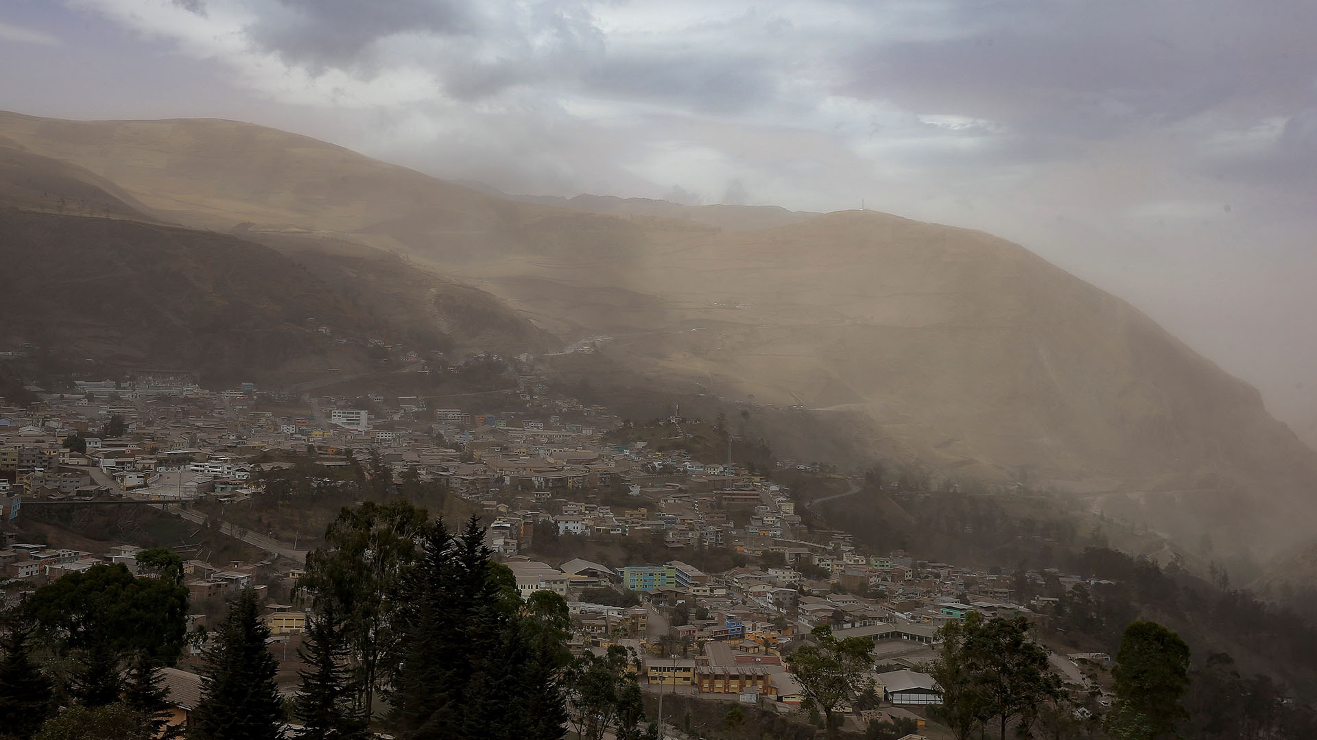 Vista de ceniza del volcán Sangay sobre la población de Alausí, en la provincia de Chimborazo (Ecuador), en una fotografía de archivo. EFE/José Jácome/Archivo
