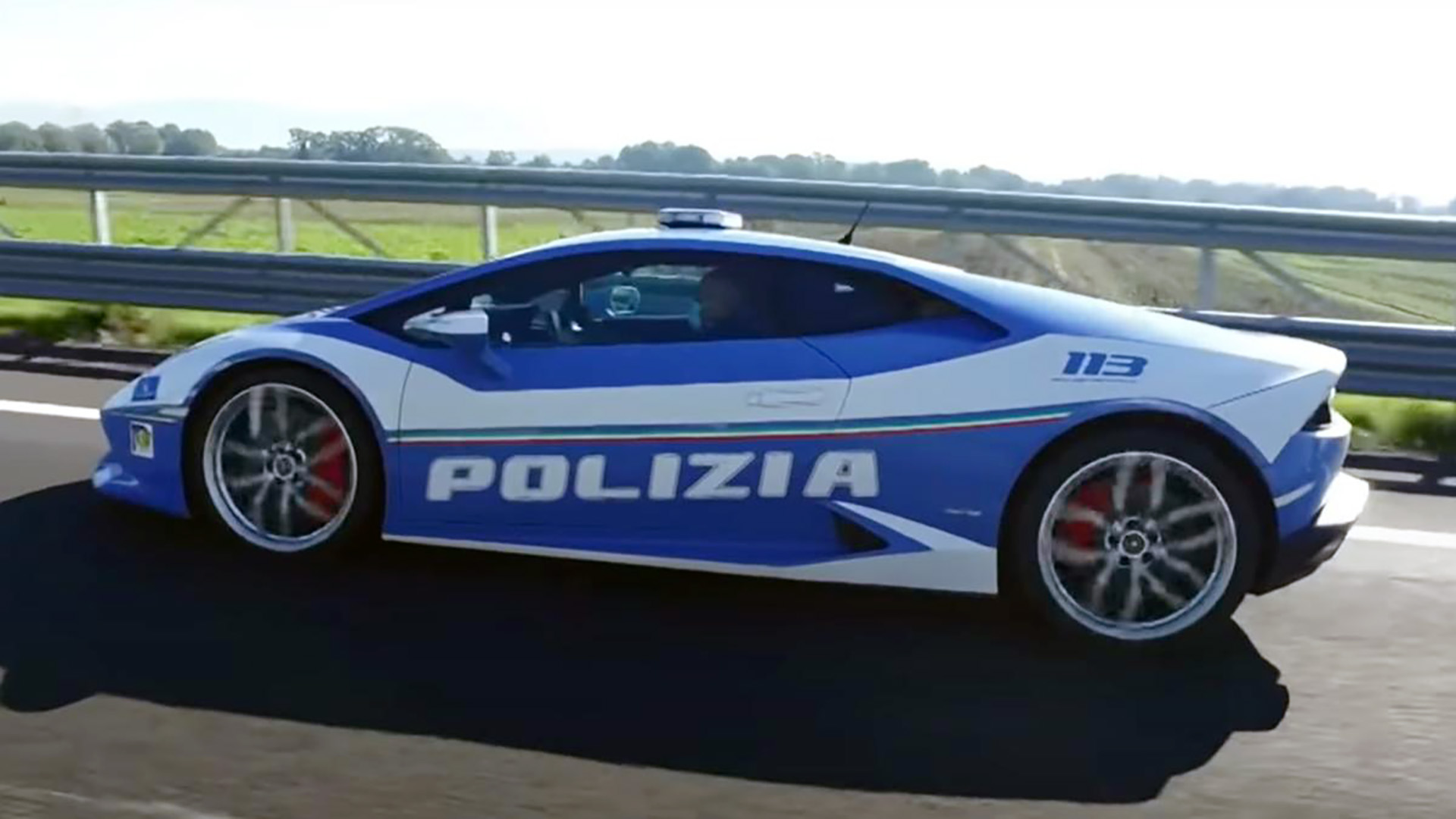 En un solo día, el Lamborghini de la Polizia di stato fue de Padua a Módena y de allí a Roma, uniendo tres ciudades que están distantes casi 600 km de distancia