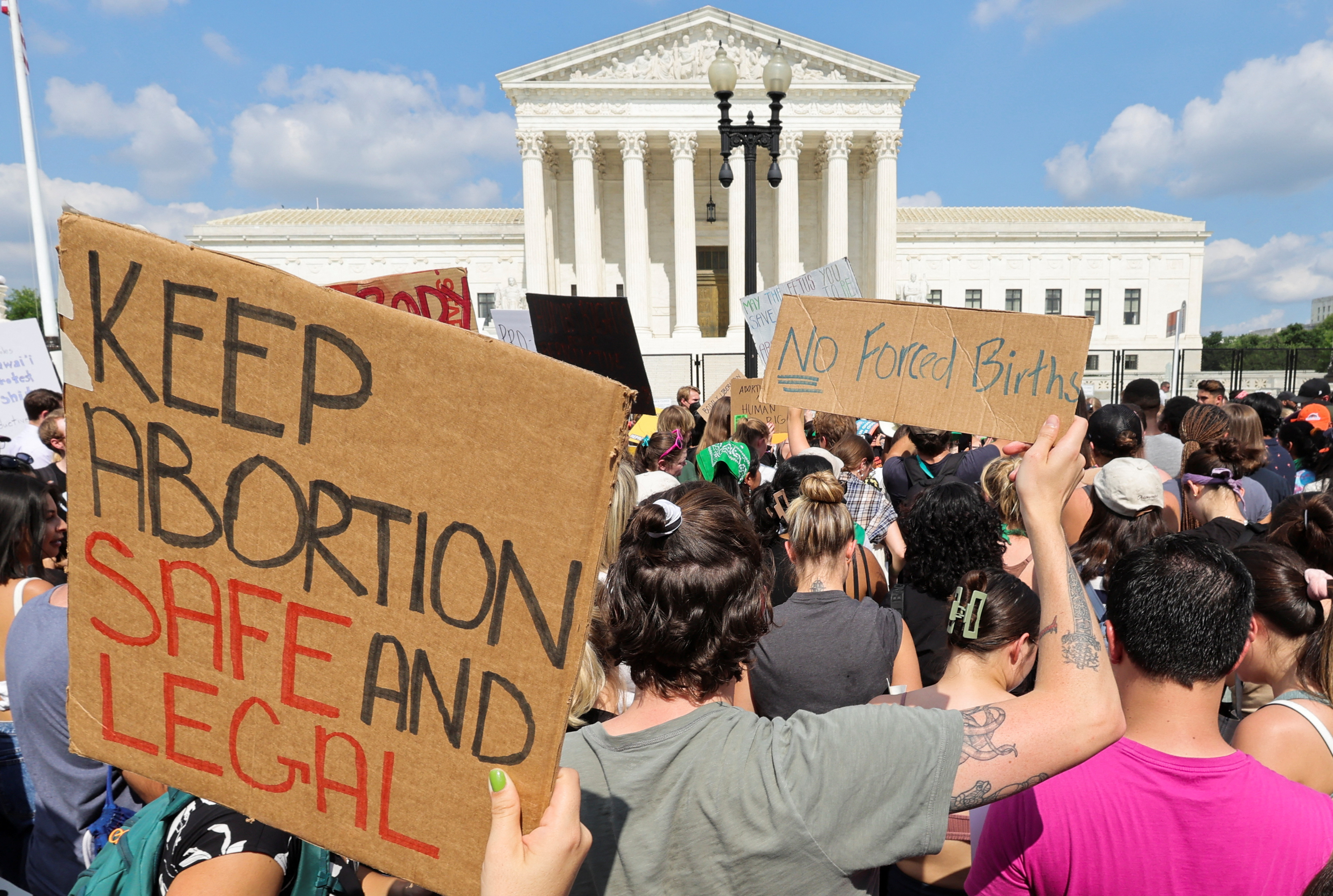 Manifestantes por el derecho al aborto protestan frente al Tribunal Supremo de Estados Unidos en Washington este 24 de junio de 2022 (REUTERS/Jim Bourg)
