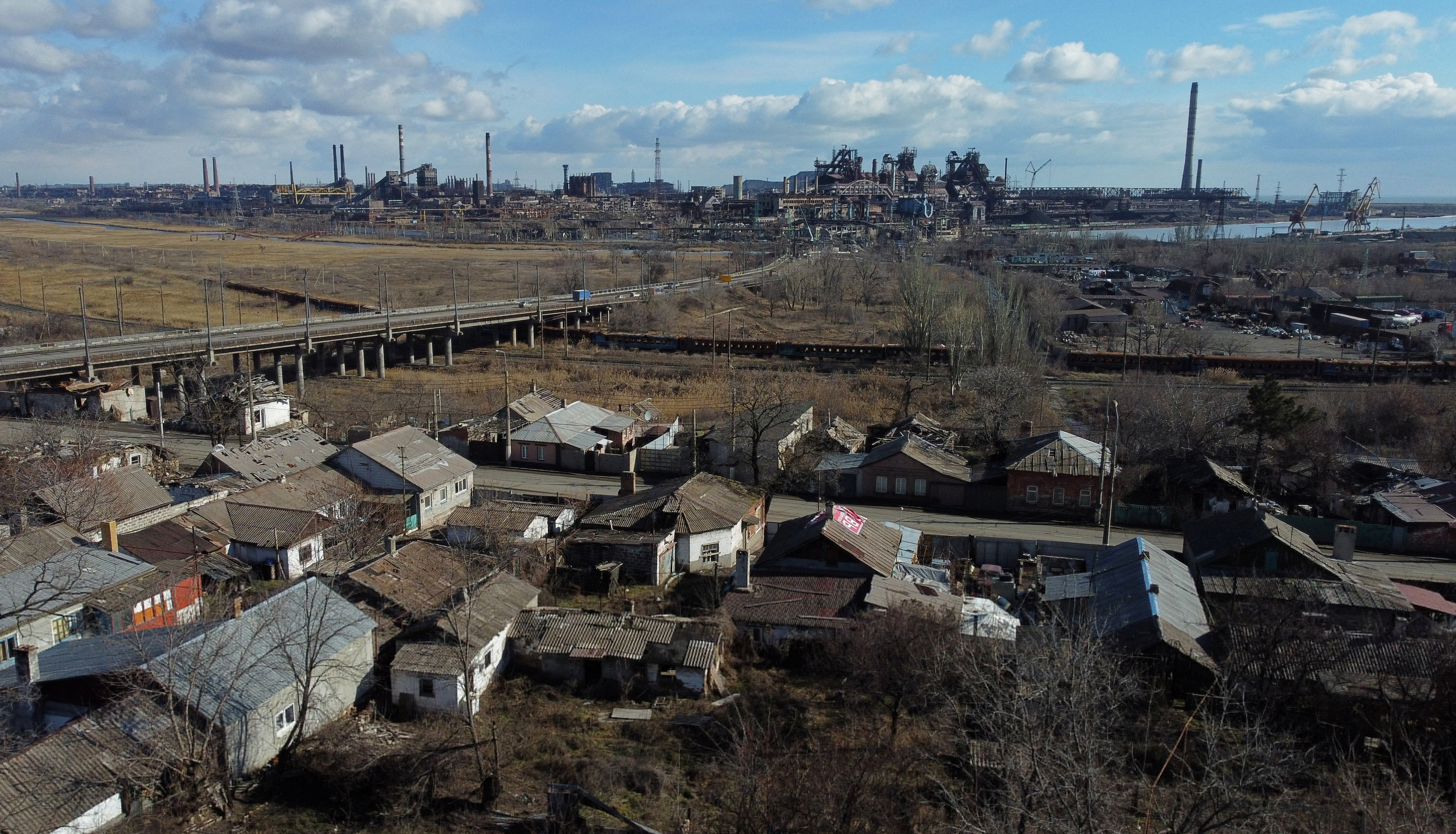 Una vista aérea muestra la acería Azovstal destruida en el transcurso del conflicto entre Rusia y Ucrania en Mariupol, Ucrania, controlada por Rusia, el 15 de febrero de 2023 (REUTERS/Alexander Ermochenko)