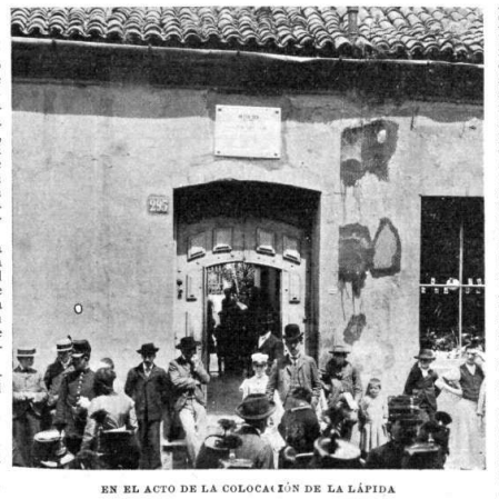 Frente de la casa en la que vivió López y Planes. En 1901 habían colocado una placa en su homenaje. Fotografía revista Caras y Caretas.