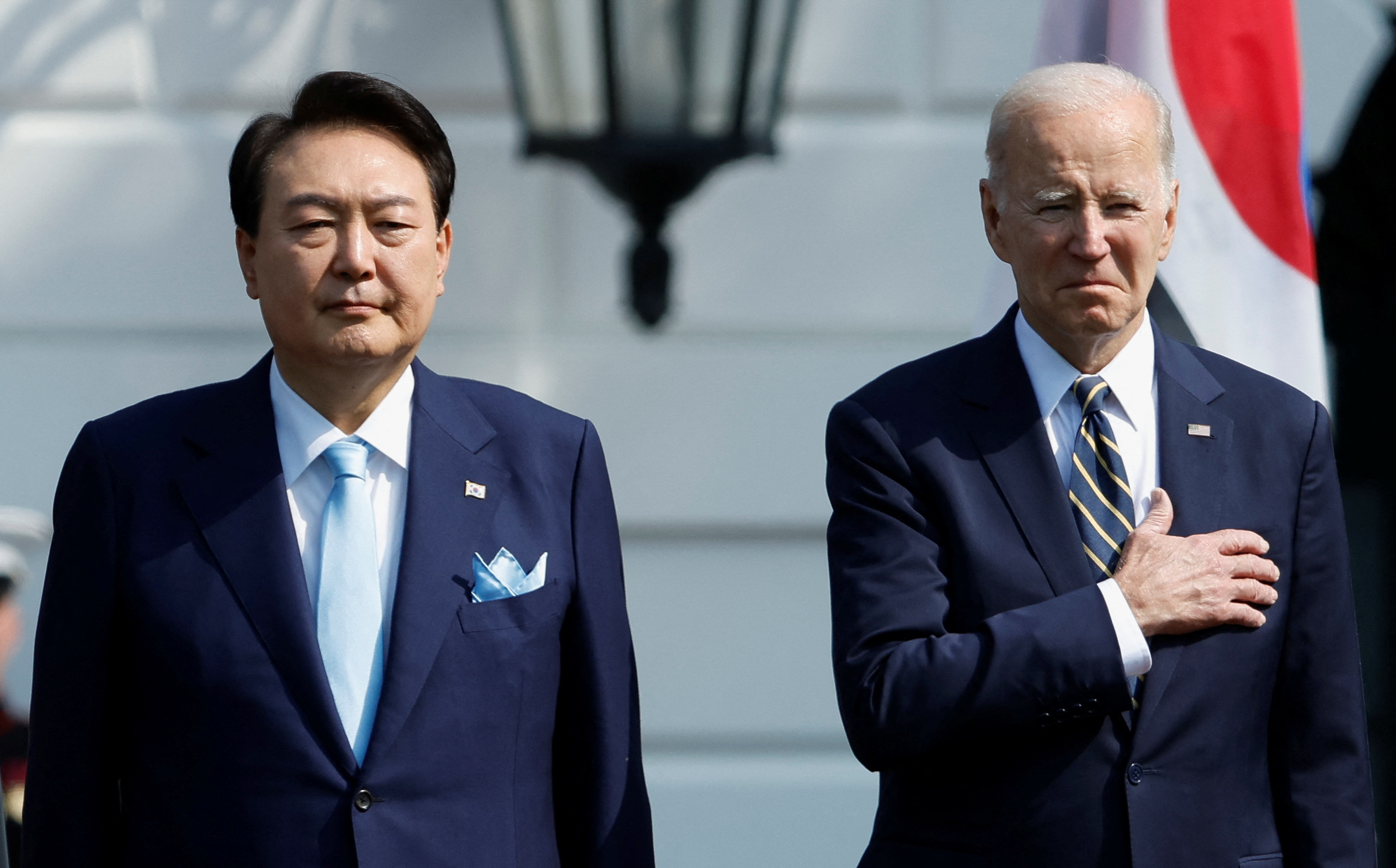 El presidente de Estados Unidos, Joe Biden, y el presidente de Corea del Sur, Yoon Suk Yeol, juntos en el escenario durante una ceremonia oficial de llegada de Estado a la Casa Blanca en el Jardín Sur de la Casa Blanca en Washington, EE.UU. 26 de abril 2023. REUTERS/Jonathan Ernst