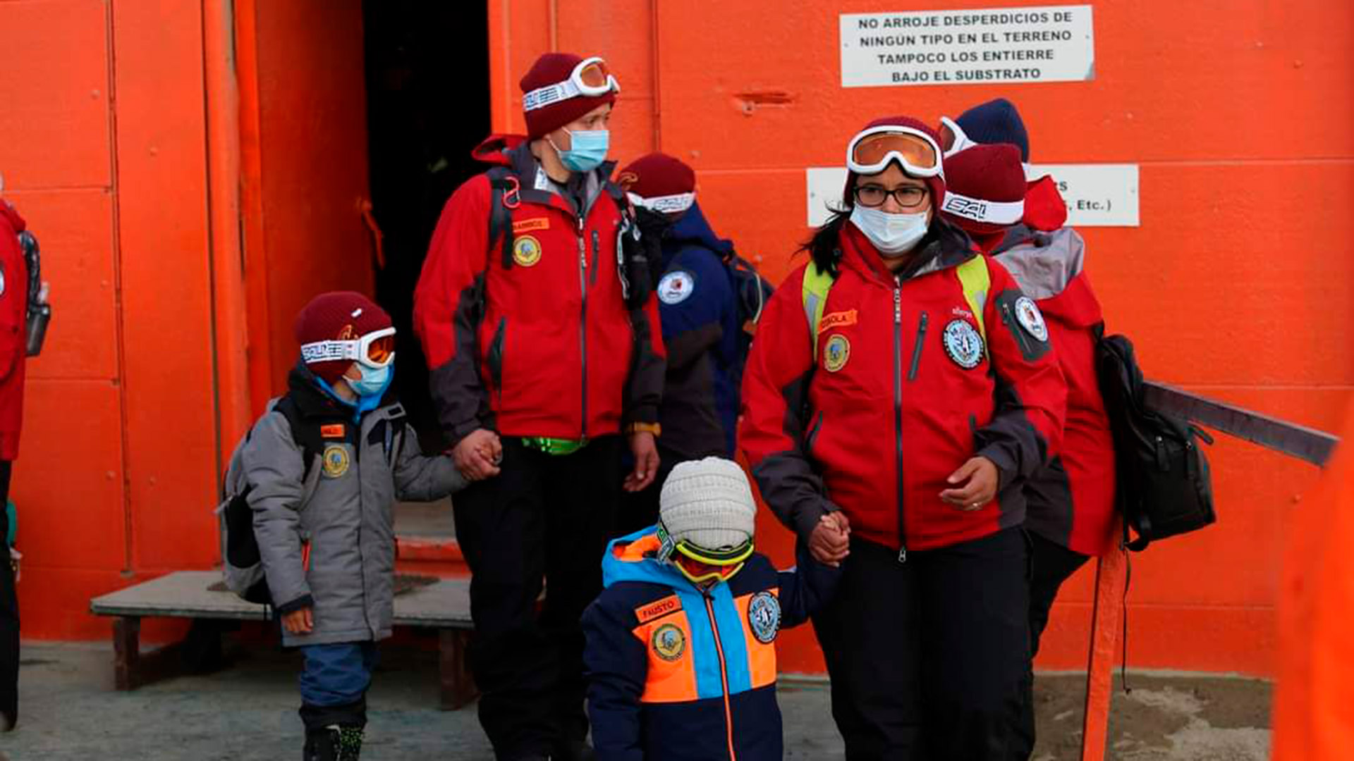 El matrimonio de docentes y sus hijos en la Base Esperanza, donde la sensación térmica promedia los -16 grados centígrados