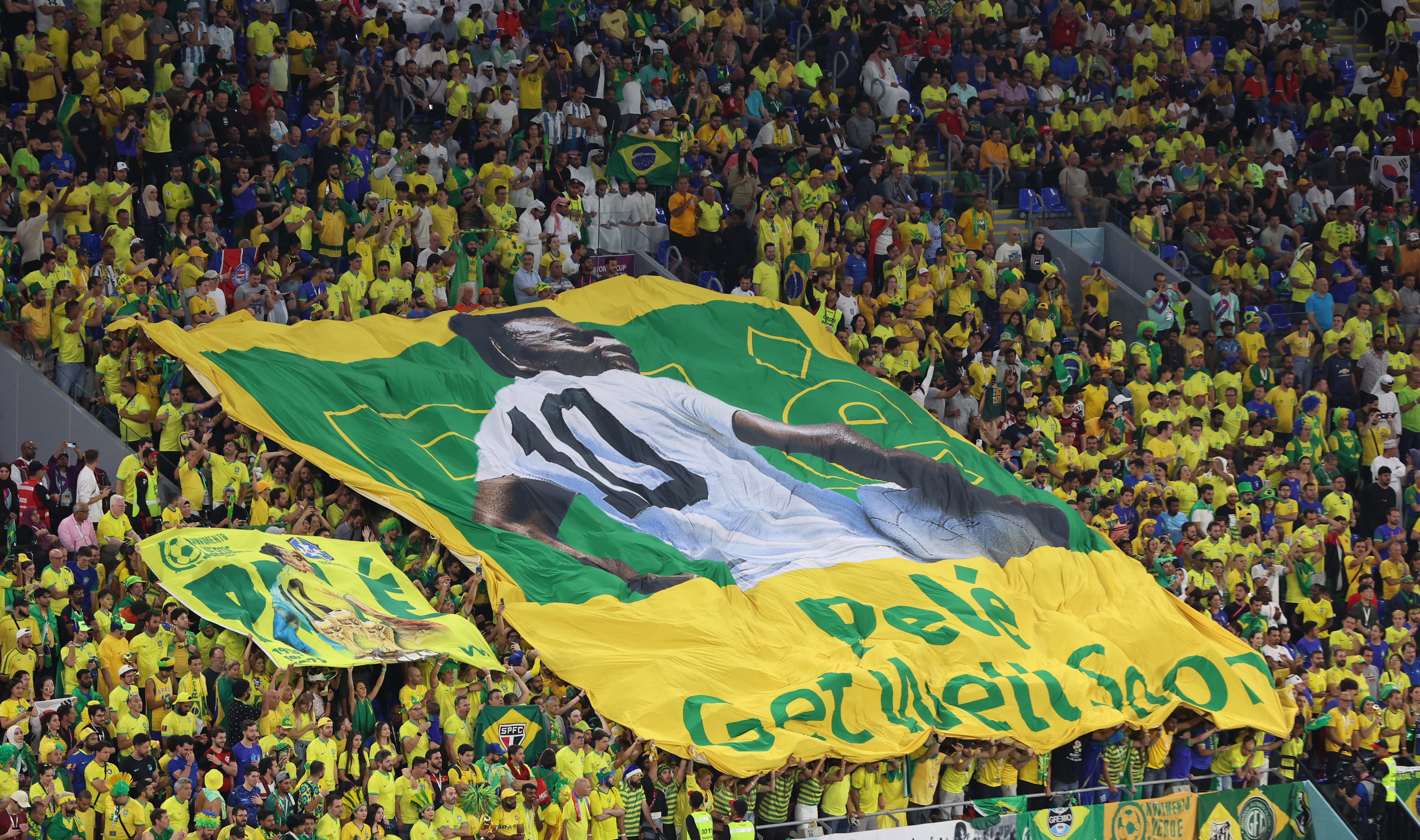 La bandera que homenajeó a Pelé (REUTERS/Pedro Nunes)