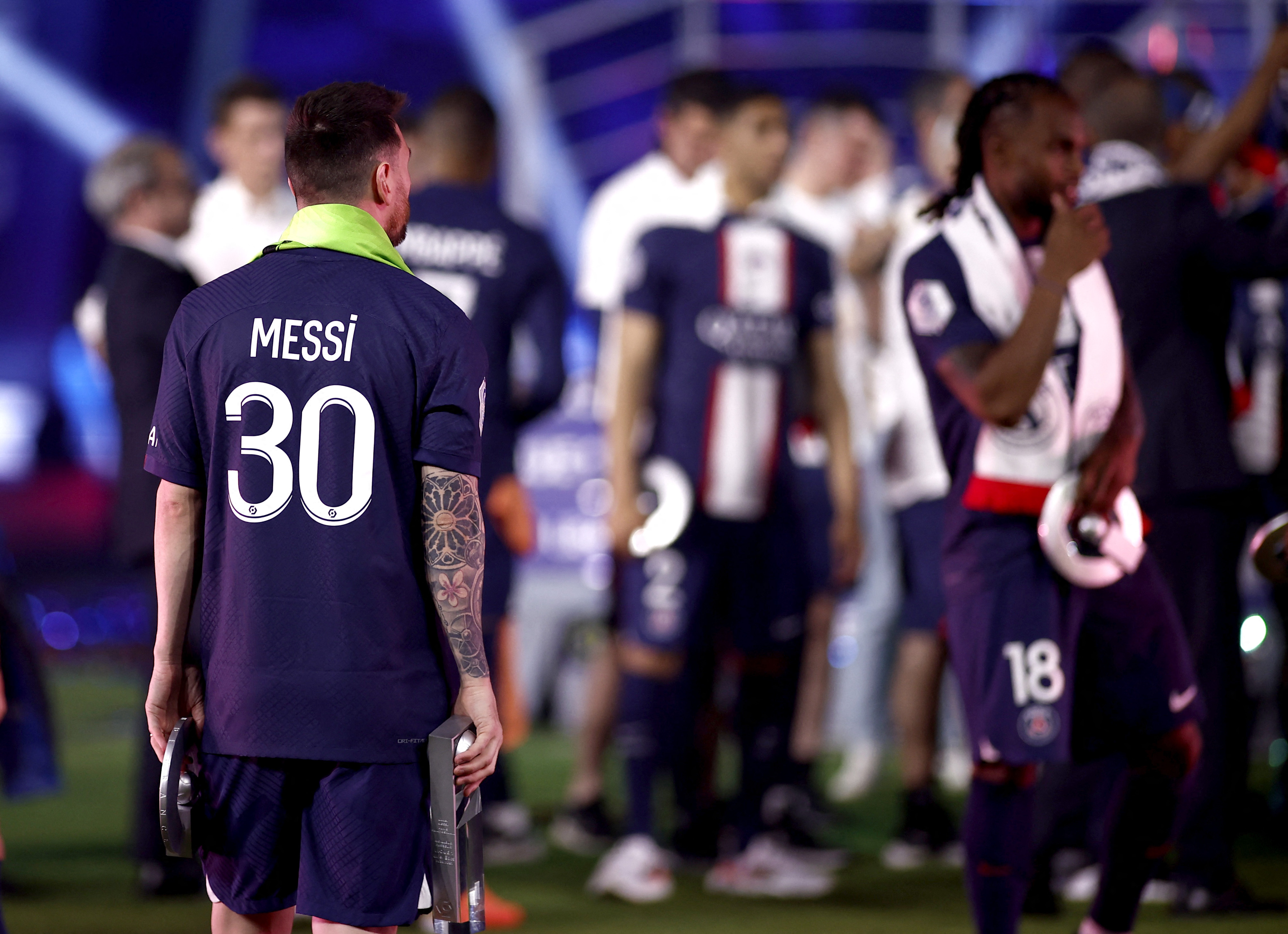 El gesto de Thiago, Ciro con un yeso y el particular regalo que recibió en el vestuario: las perlitas de la despedida de Messi del PSG