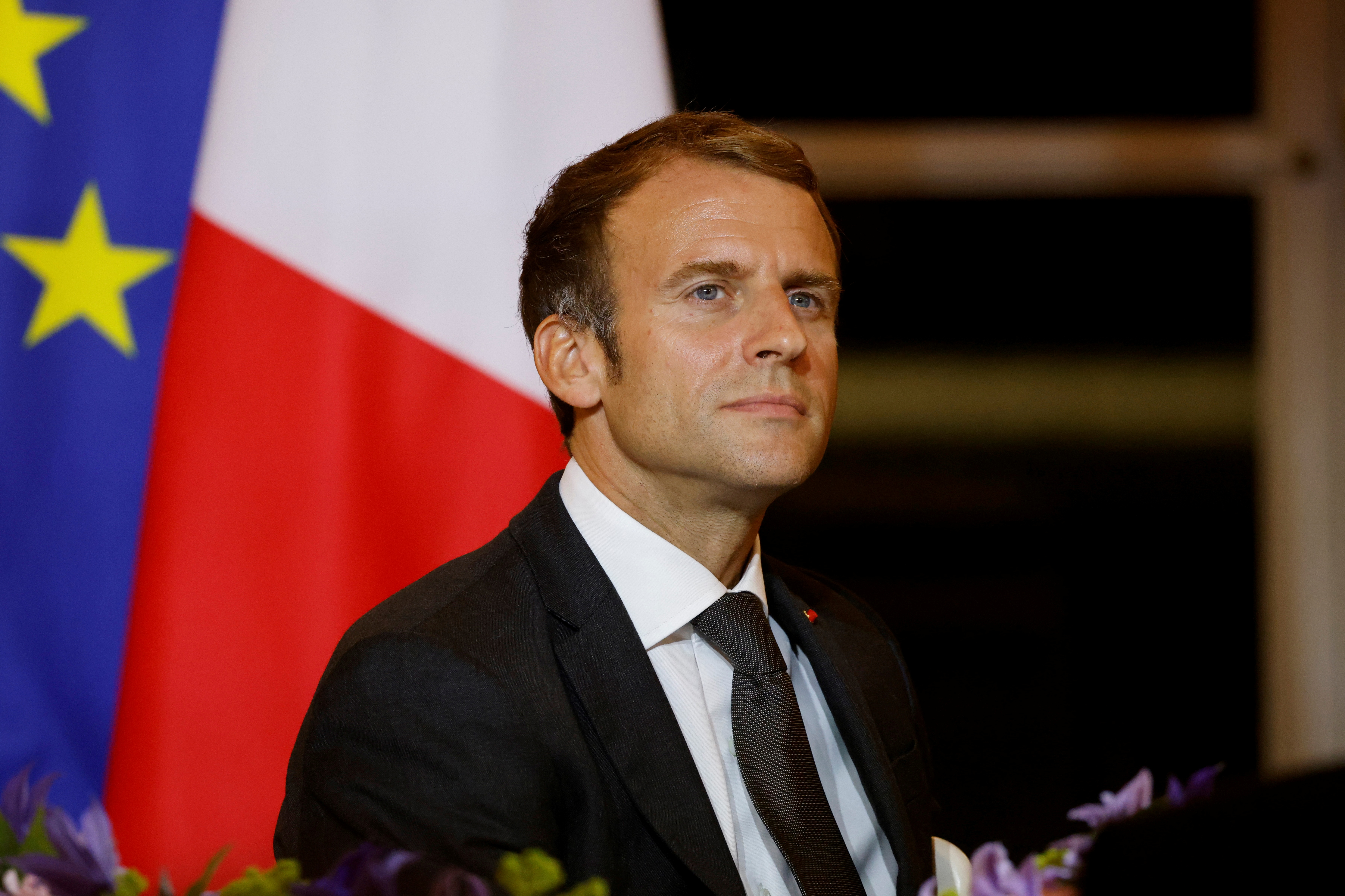 El presidente francés, Emmanuel Macron, ofrece una cena en el Palacio del Elíseo, en París, Francia 30 de septiembre de 2021.  Ludovic Marin/Pool vía REUTERS