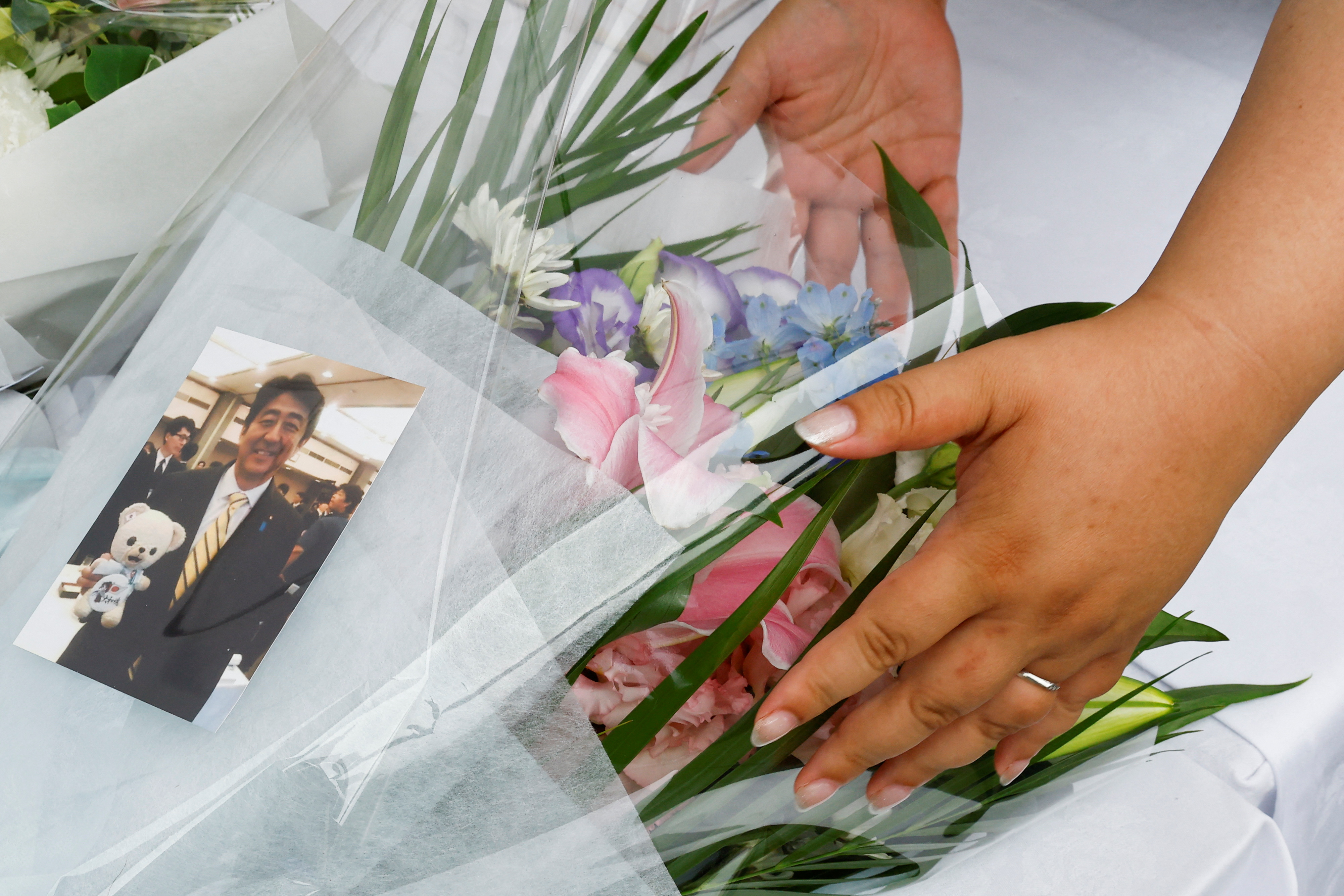 Peronas llevan flores al funeral de Shinzo Abe