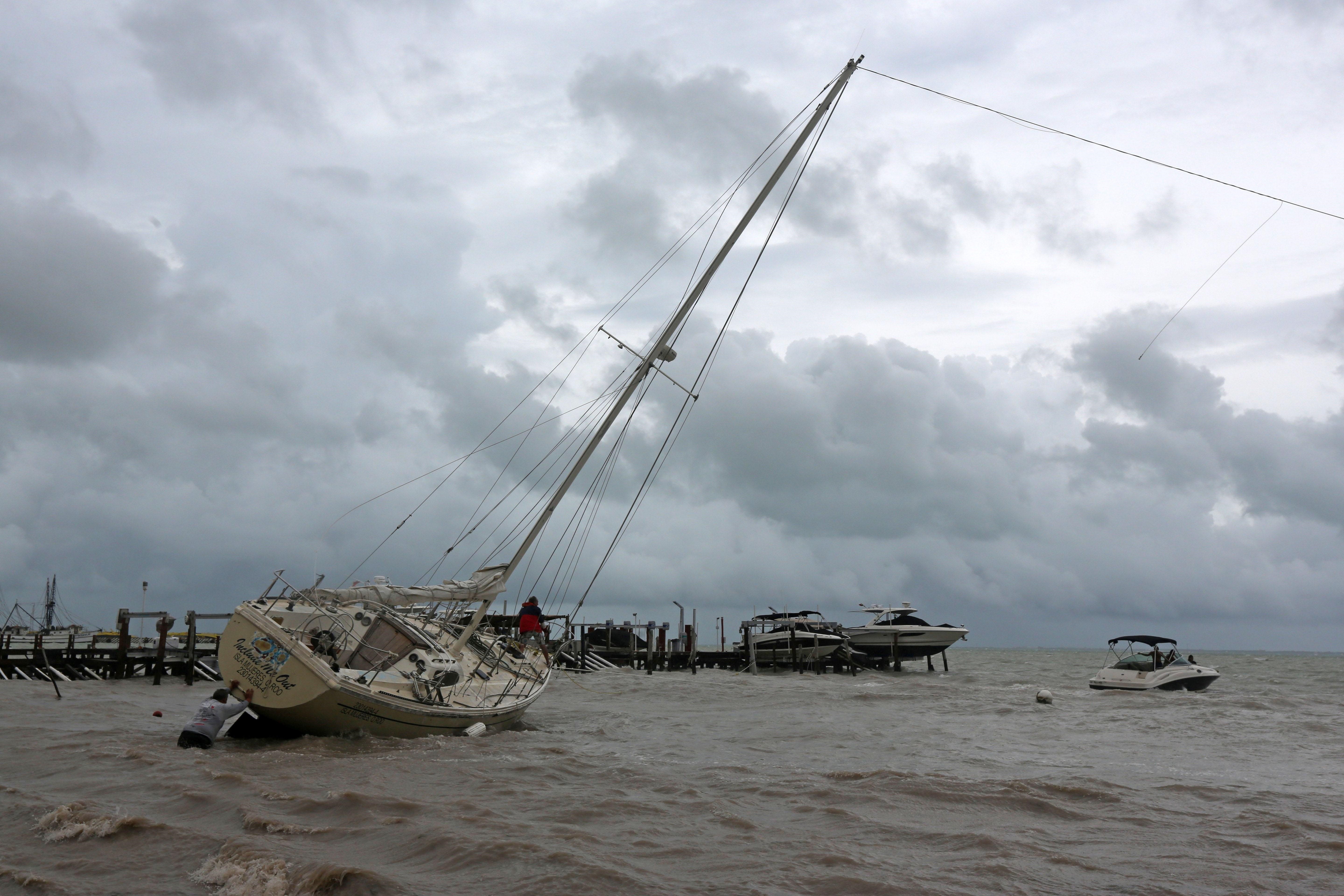 El gobernador de Yucatán solicitó la declaratoria de emergencia para 19 municipios por las afectaciones de Delta (Foto: EFE /Alonso Cupul)
