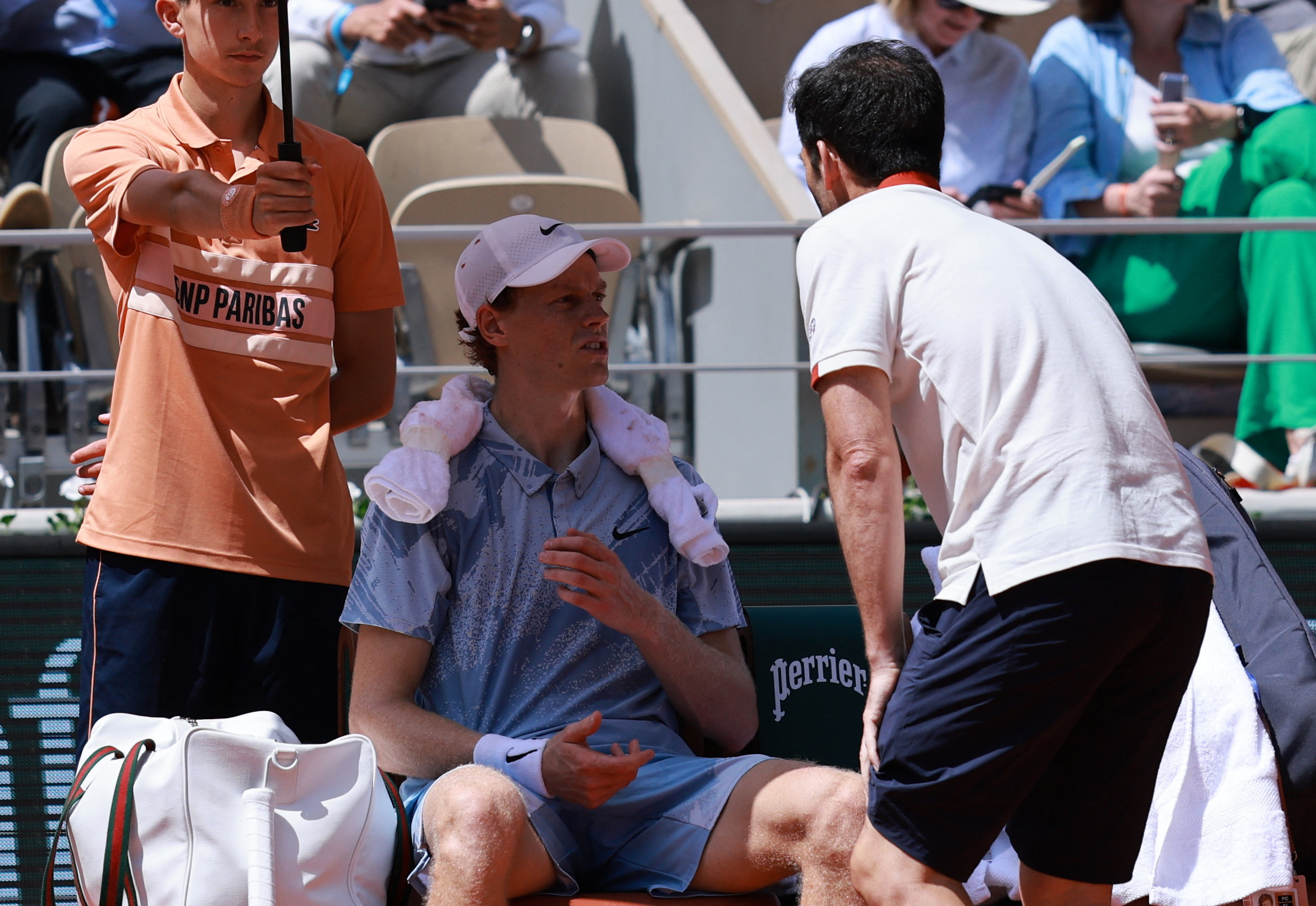 El momento del colapso de Jannik Sinner cuando estaba a un game del triunfo ante Cer&uacute;ndolo en Roland Garros y la pol&eacute;mica detr&aacute;s de su atenci&oacute;n m&eacute;dica