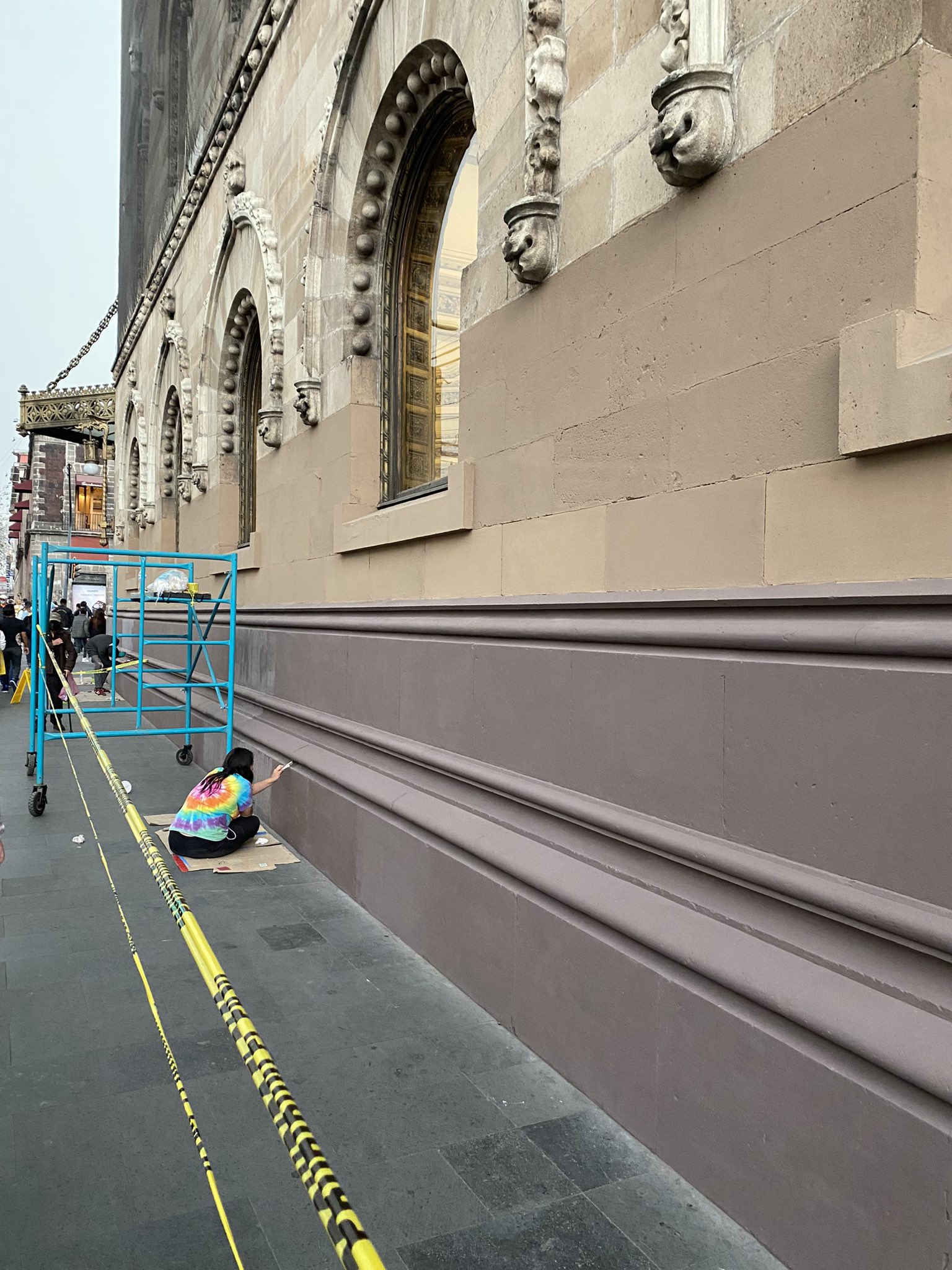 Usuarios de redes mostraron fotografías de personas que supuestamente pintaban la fachada de cantera del Palacio Postal. 
