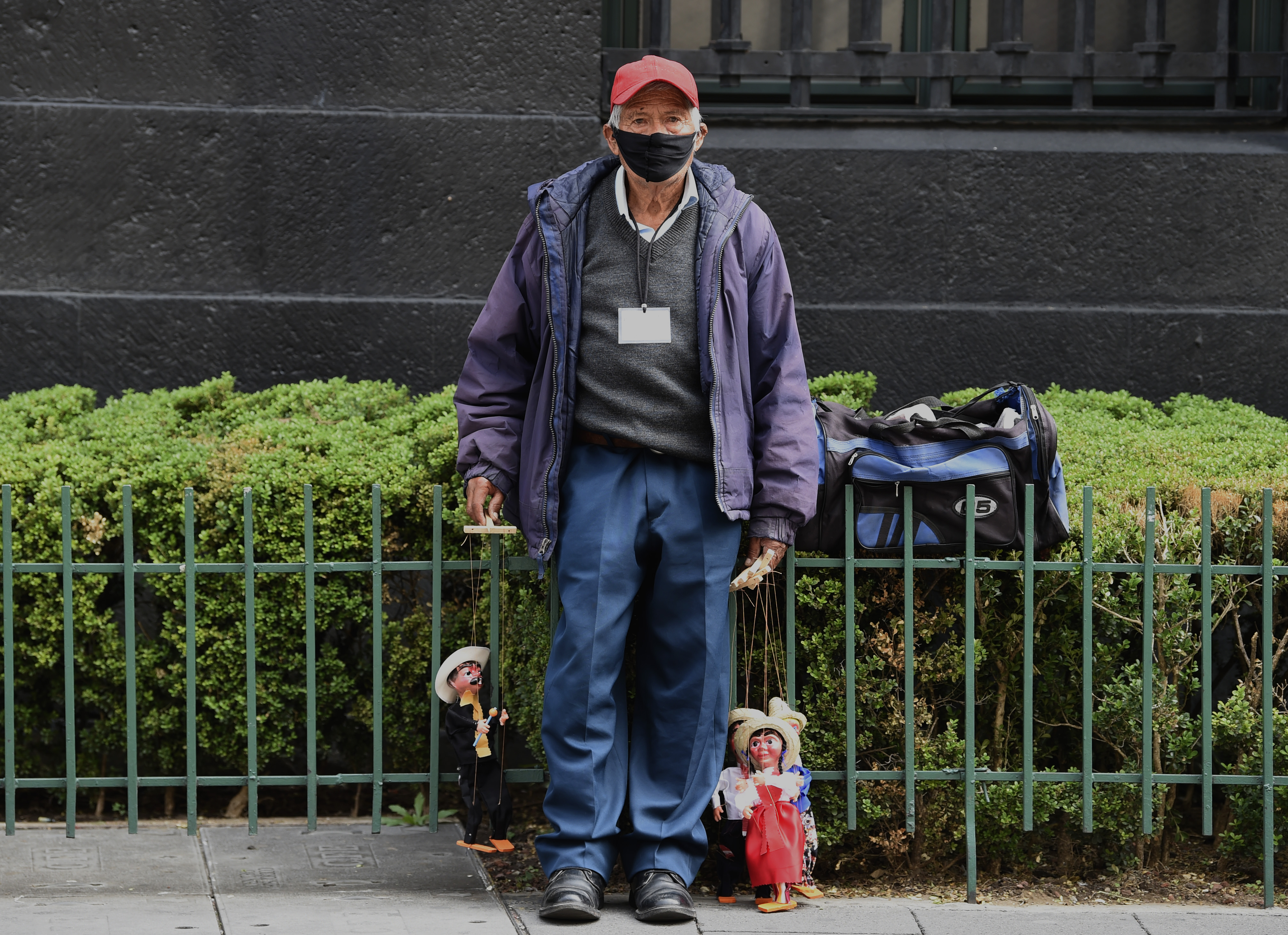 Un vendedor ambulante vende títeres hechos a mano en la Ciudad de México, el 29 de junio de 2020 durante la pandemia COVID-19. (Foto: ALFREDO ESTRELLA / AFP)