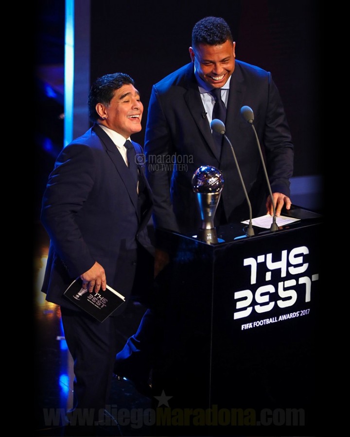 Maradona y Ronaldo compartieron atril en la ceremonia que llevó a cabo la FIFA en 2017 para entregar el The Best