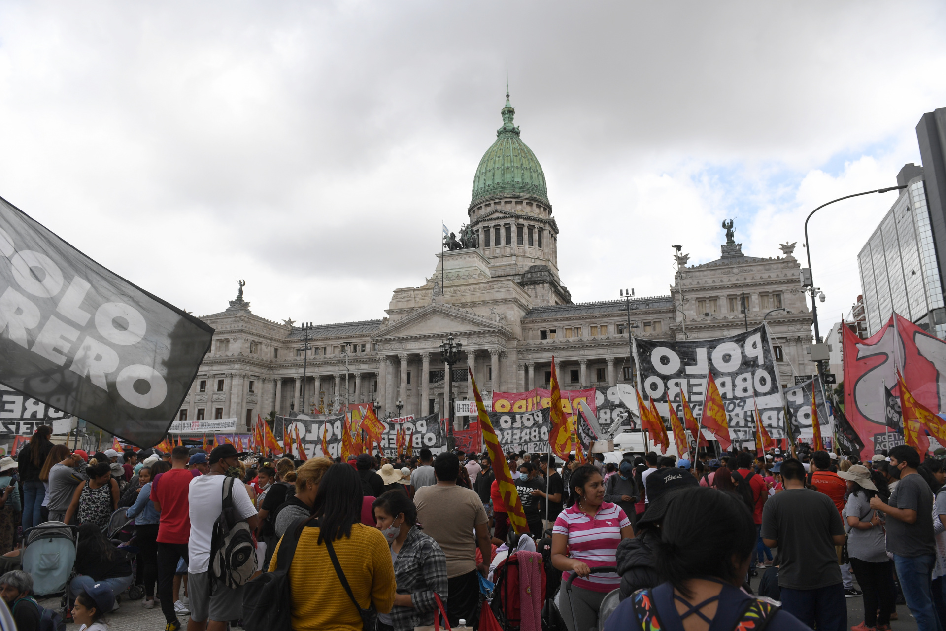 Organizaciones piqueras y grupos de izquierda frente al Congreso de la Nación (Foto: Maximiliano Luna)