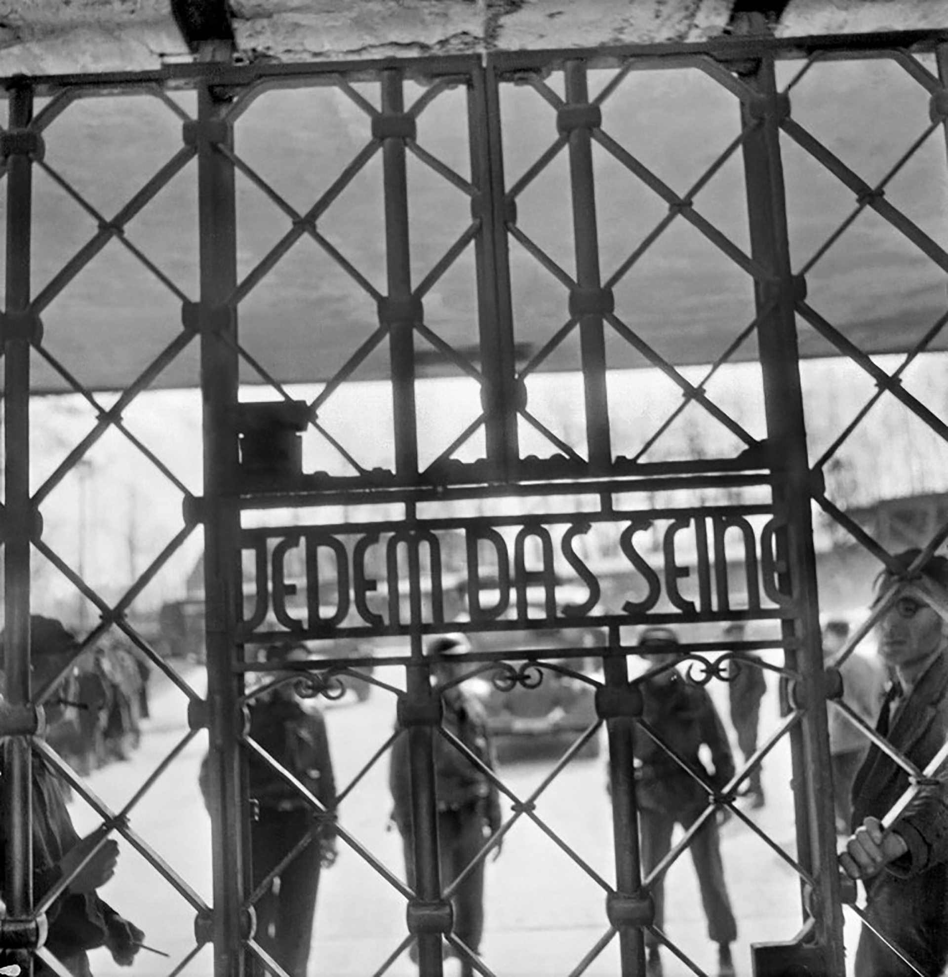 La puerta del campo de Buchenwald donde se leía 'Jedem das seine' (A cada uno lo que merece), en la imagen que inmortalizó el fotógrafo francés que le mostró al mundo el horror (AFP/ Eric Schwab)