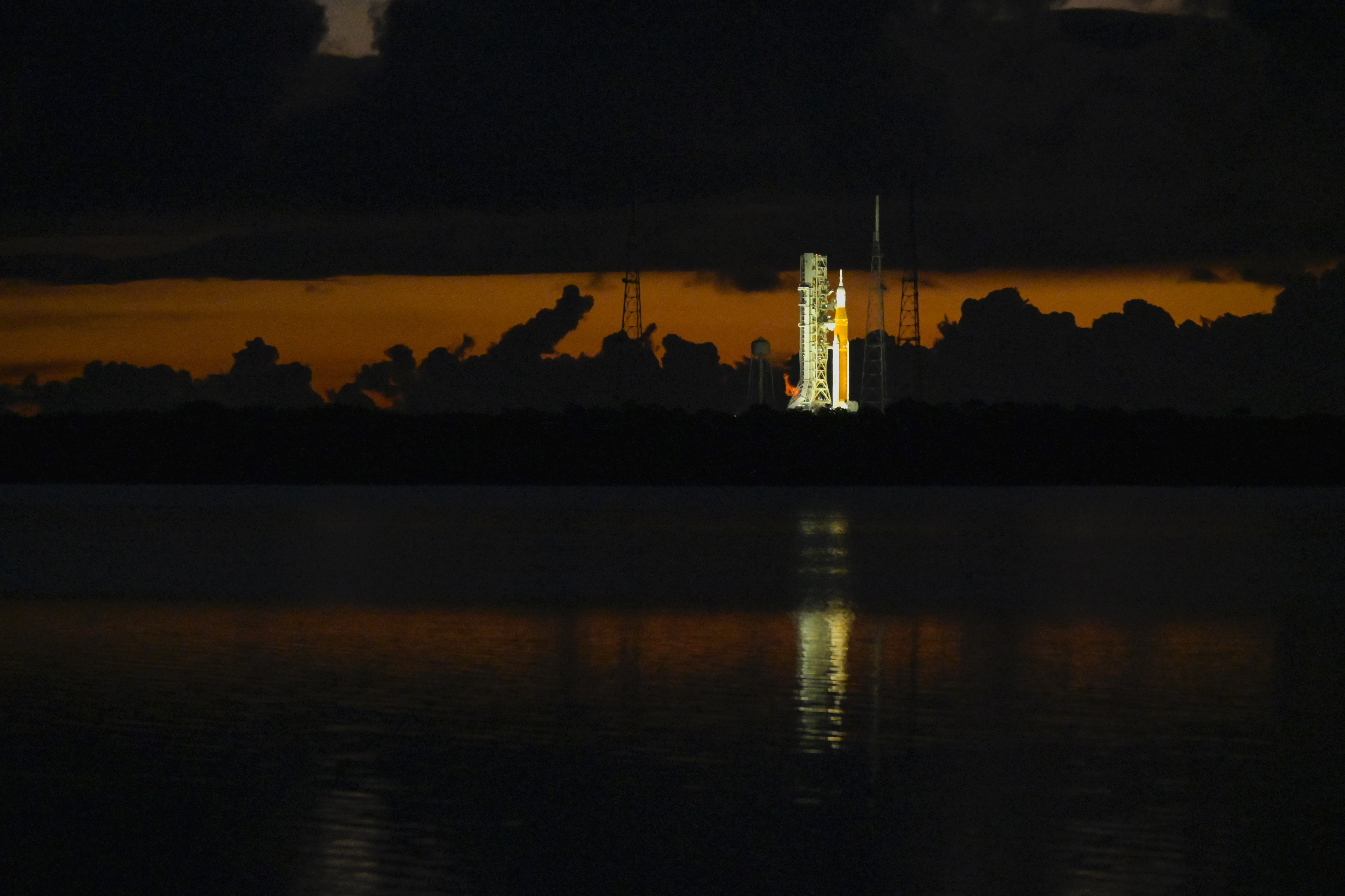 El Sistema de Lanzamiento Espacial (SLS), con su cápsula de tripulación Orión en la parte superior, situado en la plataforma esta mañana antes de conocerse la suspensión del lanzamiento en Cabo Cañaveral, Florida (REUTERS/Steve Nesius)