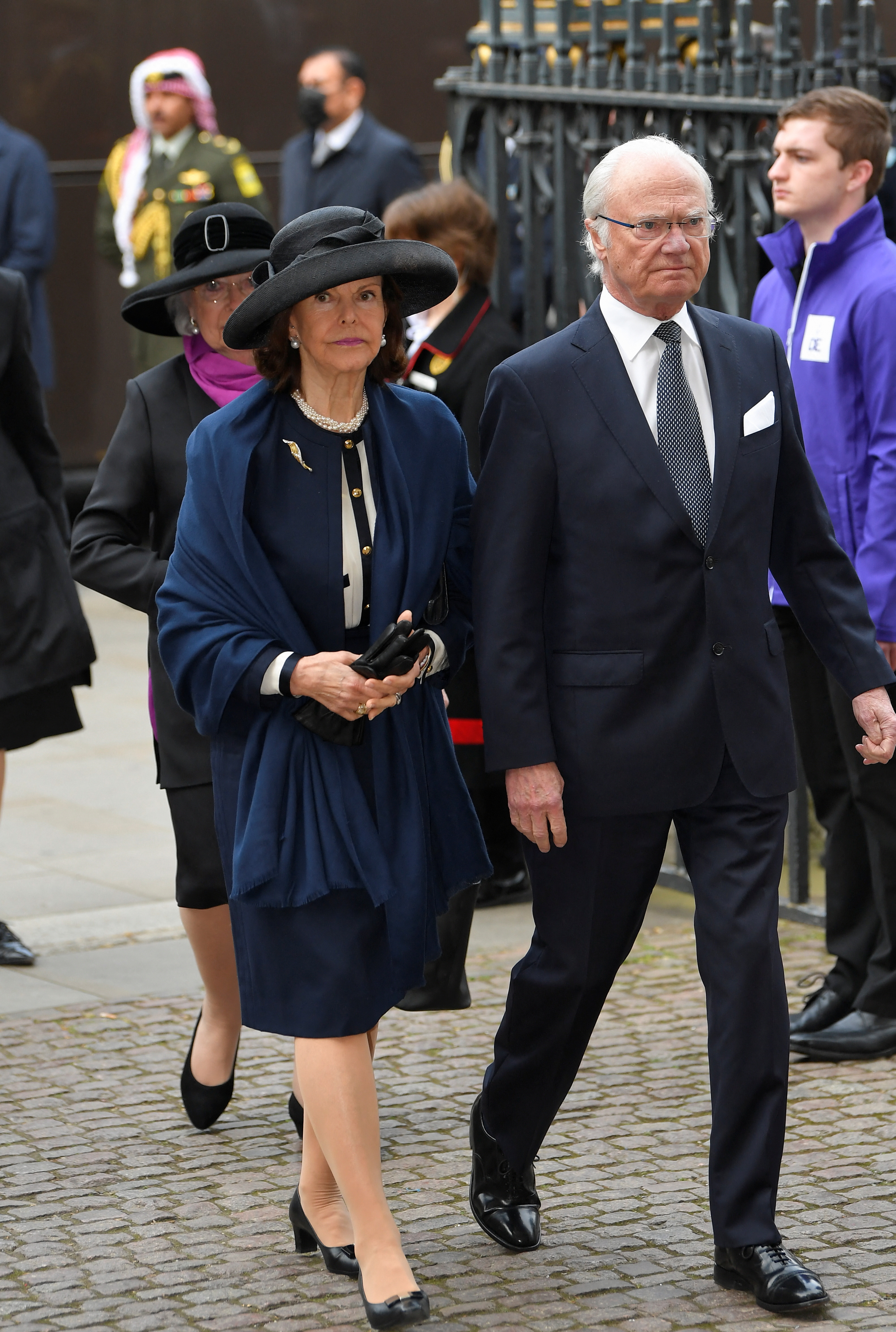 El rey Carlos XVI Gustaf y la reina Silvia de Suecia llegan a un servicio de acción de gracias por el difunto príncipe Felipe, duque de Edimburgo, en la Abadía de Westminster en Londres. REUTERS/Toby Melville